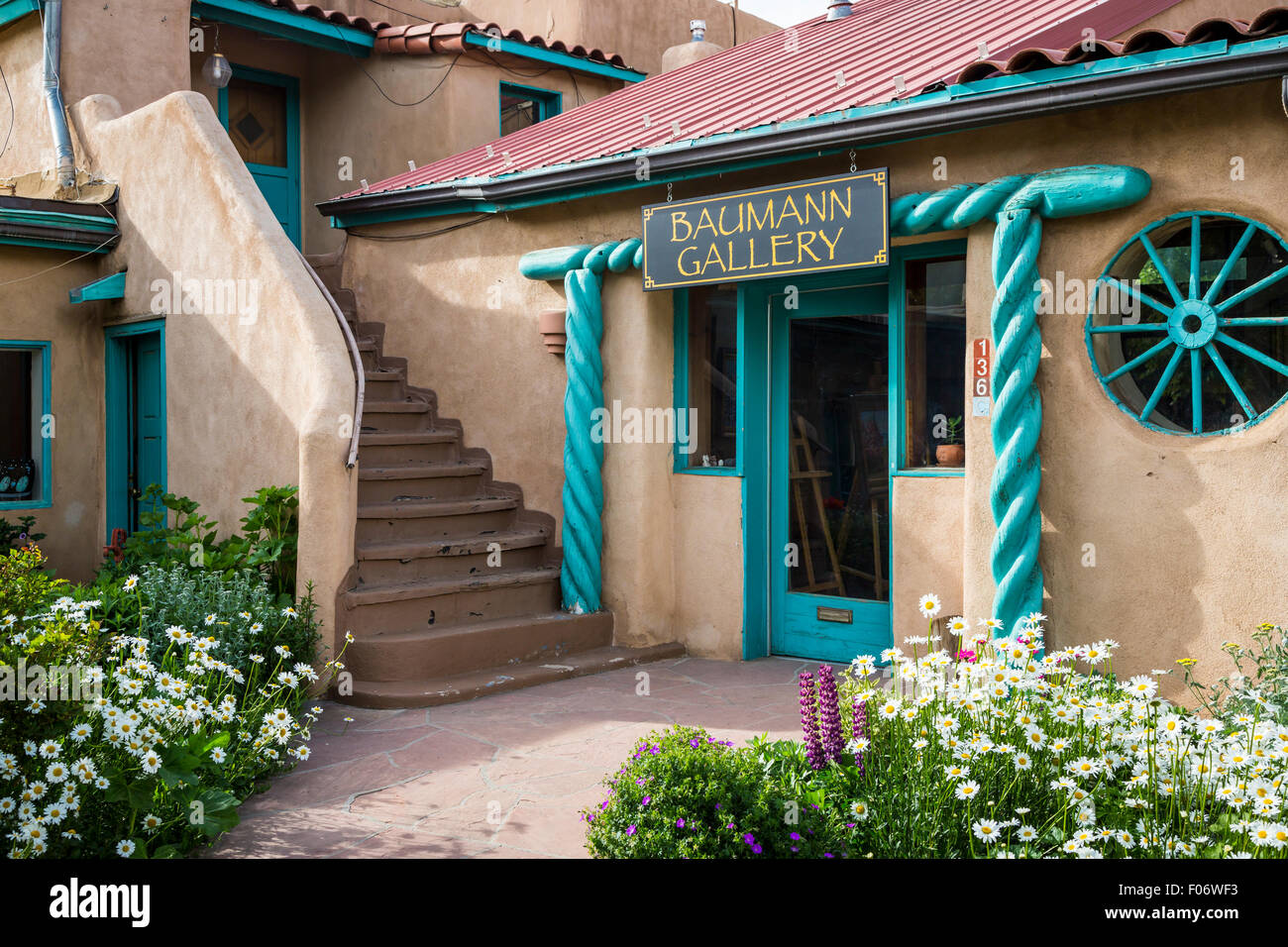 Boutiques et magasins avec l'architecture d'adobe à Taos, Nouveau Mexique, USA. Banque D'Images