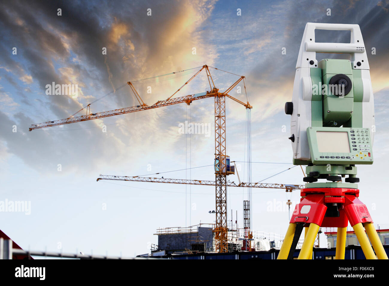 L'instrument de mesure de l'arpentage et l'industrie du bâtiment Banque D'Images