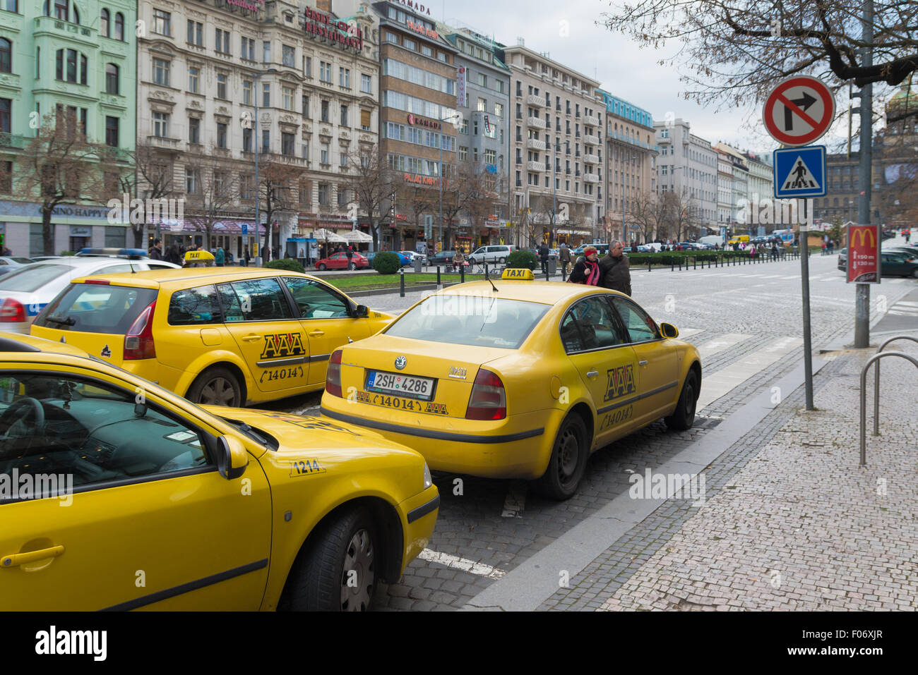 Skoda jaune des taxis qui attendent pour les clients dans le centre-ville. Banque D'Images