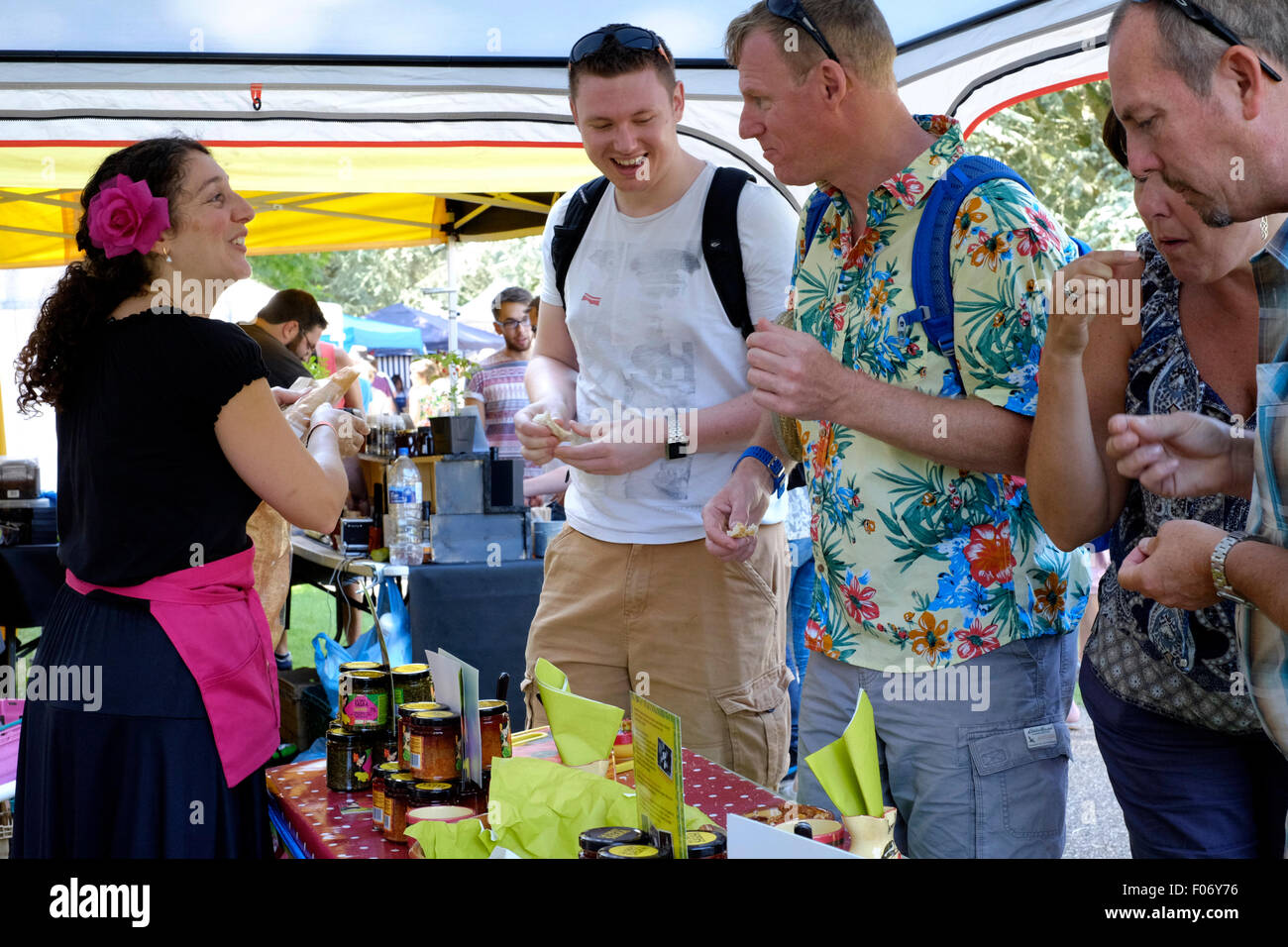 Échantillon de visiteurs des produits à base de piment à un stand au festival fiesta chili au west dean gardens près de Chichester, West Sussex England uk 2015 Banque D'Images