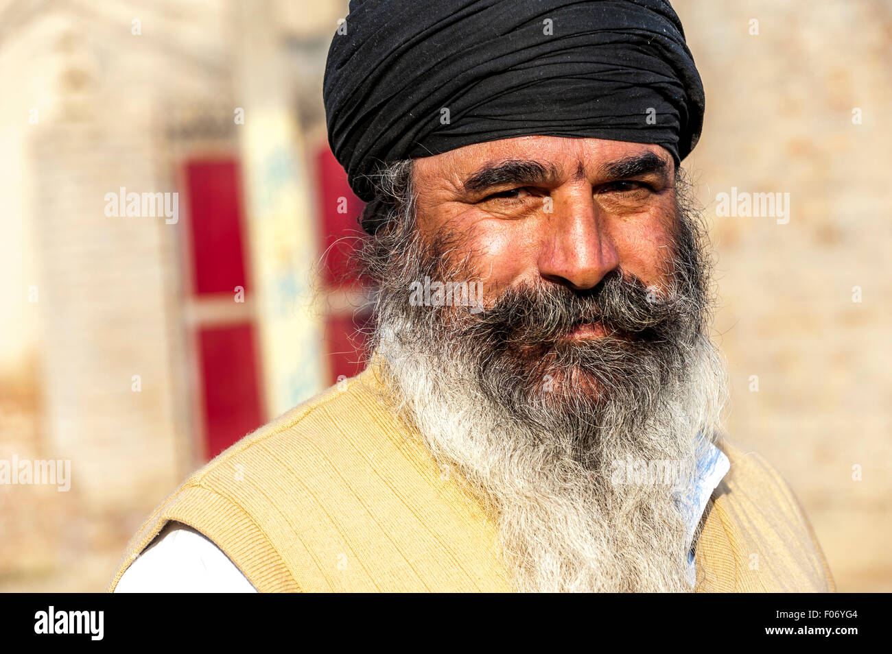 Le punjabi man smiling avec turban noir et une barbe grisonnante merveilleux Banque D'Images