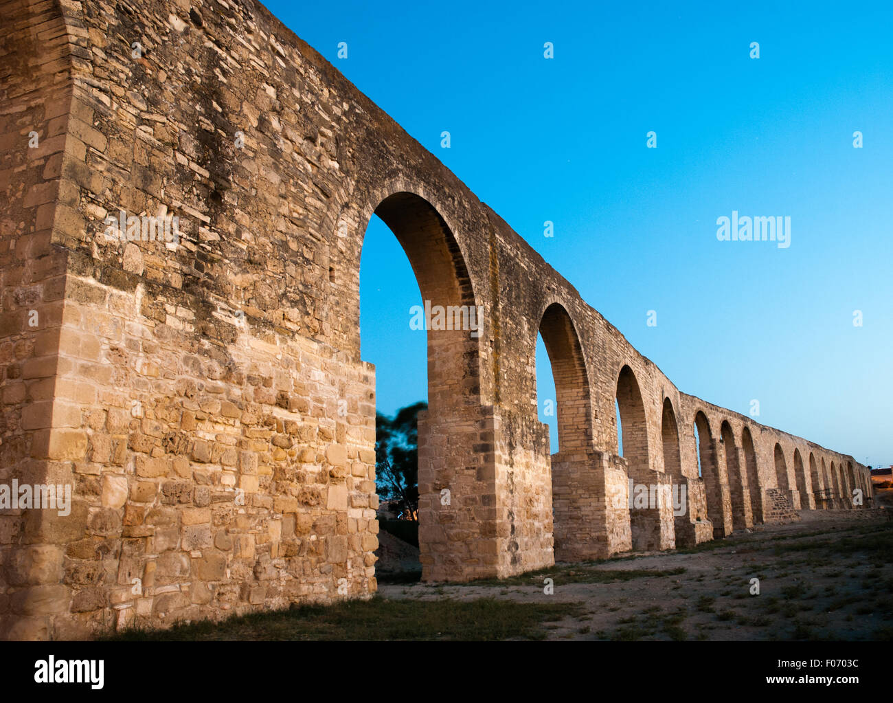 Panorama de l'Aqueduc 62164 Ottoman (Bekir Pacha) Aqueduc. Ancien aqueduc de Larnaca au coucher du soleil. Chypre. Banque D'Images