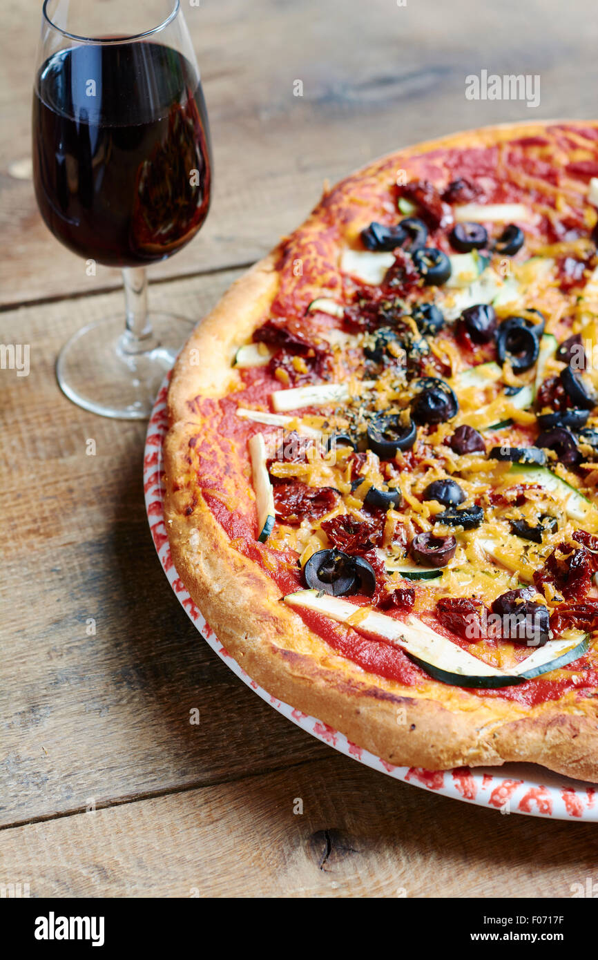 Pizza italienne et vin rouge Banque de photographies et d’images à haute résolution Alamy