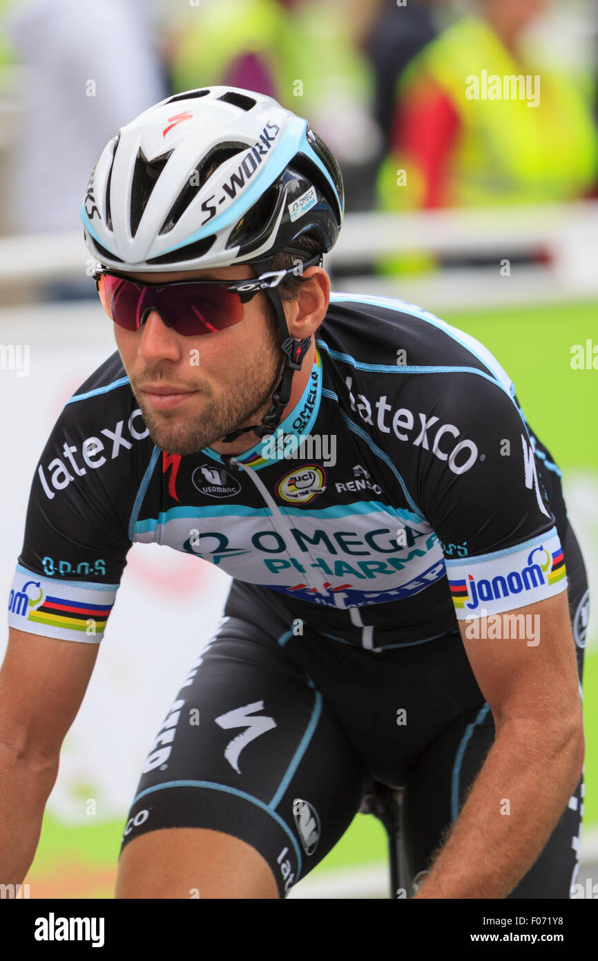 Mark Cavendish juste après le démarrage de l'avant-dernière étape, un contre-la-montre, de la vie d'Amis Tour of Britain, Londres 2014 Banque D'Images