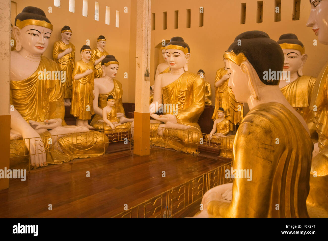 En Asie, LE MYANMAR (BIRMANIE), Rangoon (Yangon), Paya Shwedagon, Temple bouddhiste (6-10ème siècle), prix de statues de Bouddha Banque D'Images