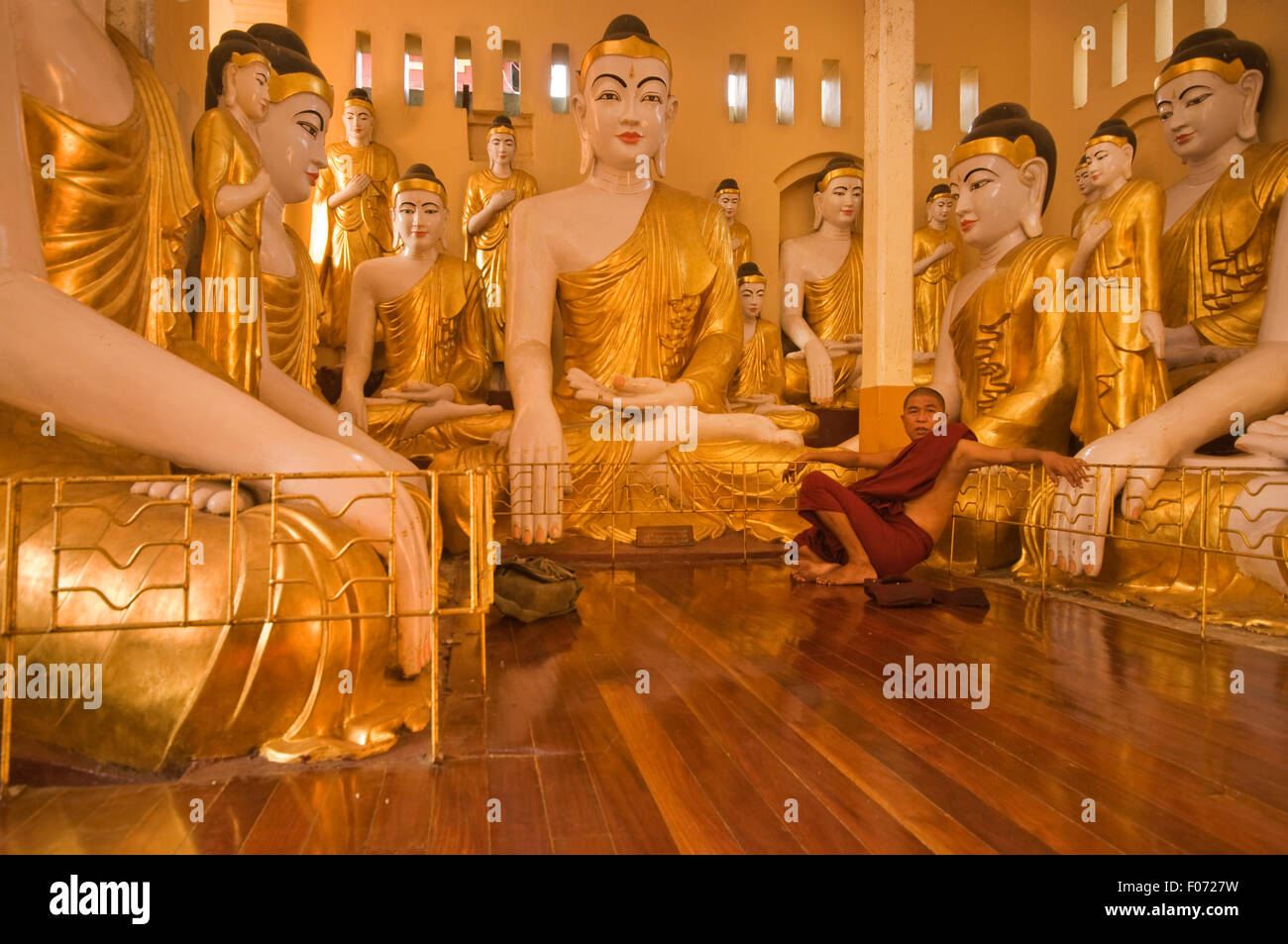 En Asie, LE MYANMAR (BIRMANIE), Rangoon (Yangon), Paya Shwedagon, Temple bouddhiste (6-10ème siècle), prix de statues de Bouddha et Monk Banque D'Images