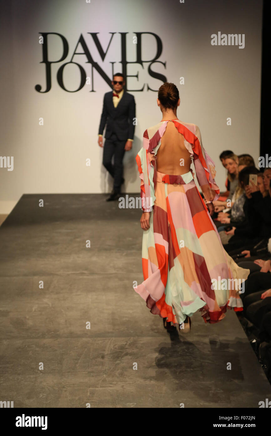 Montana Cox en vedette conçoit par la société lors d'une répétition de l'avant de la David Jones, printemps-été 2015 Lancement de la collection. Banque D'Images