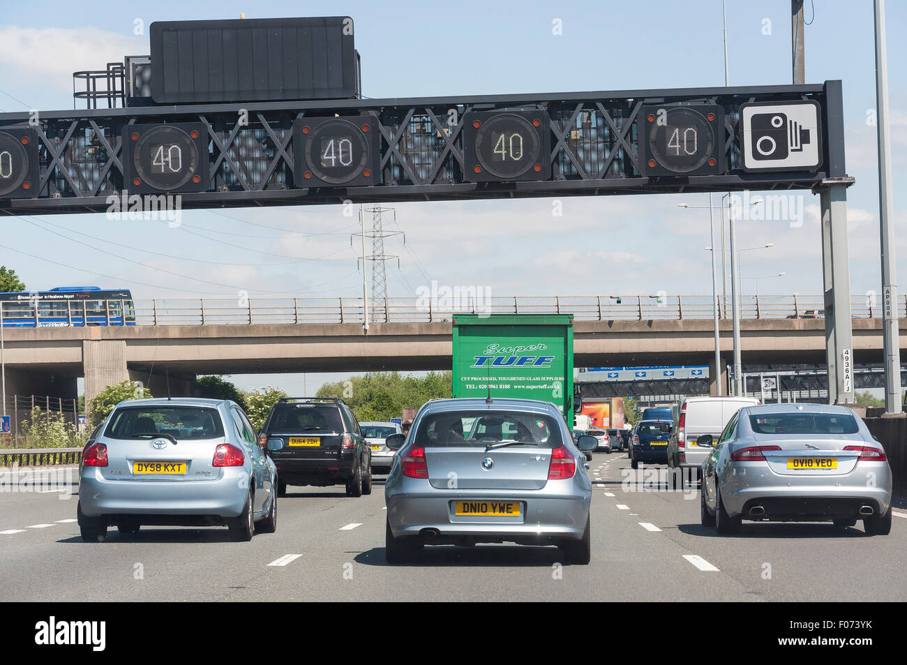 Embouteillage et les limitations de vitesse sur l'autoroute M25, Surrey, Angleterre, Royaume-Uni Banque D'Images