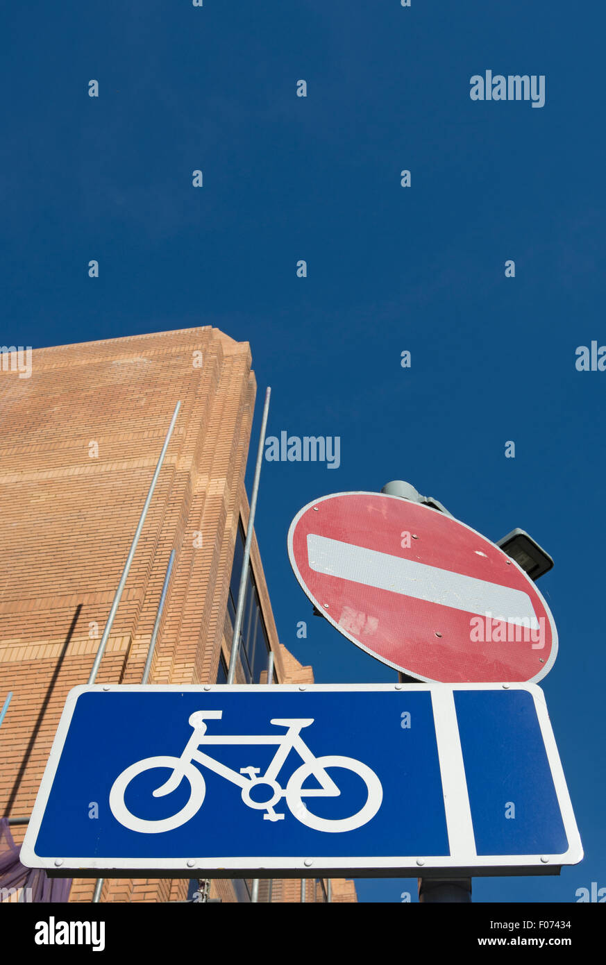 La signalisation routière indiquant pas d'entrée et une voie cyclable, twickenhnam, Angleterre Banque D'Images