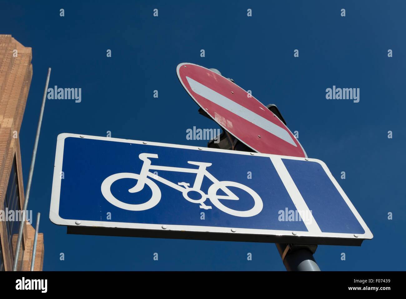 La signalisation routière indiquant pas d'entrée et une voie cyclable, twickenhnam, Angleterre Banque D'Images