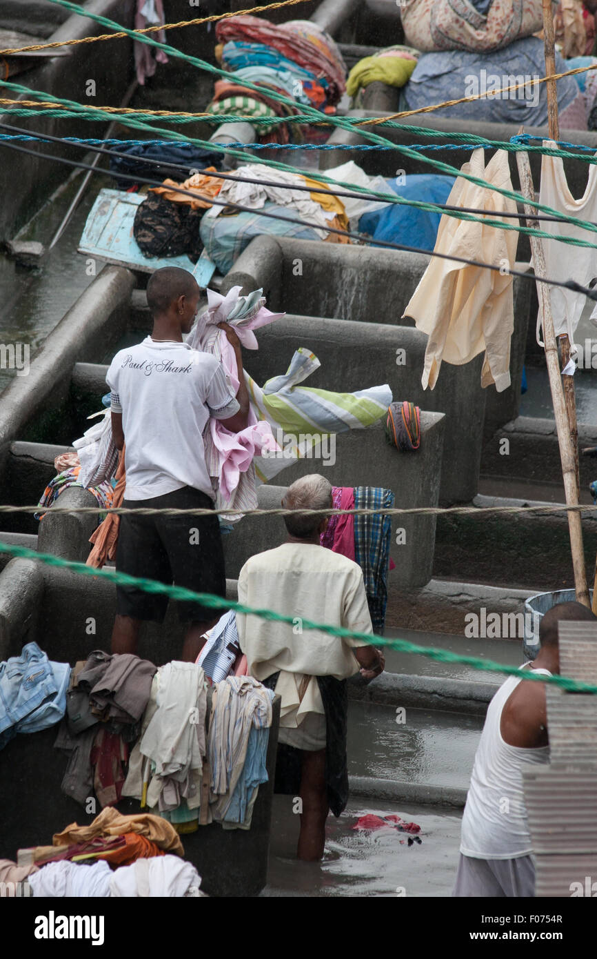 Les gens de Dhobi Ghat, le plus grand service de blanchisserie en plein air le 24 juin 2010 à Mumbai, Inde. Banque D'Images