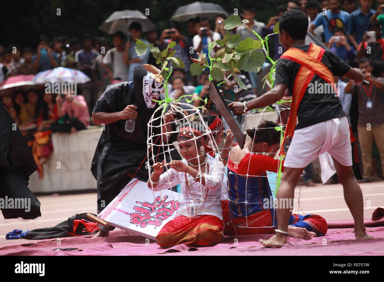 Dhaka, Bangladesh. 9 Août, 2015. Les femmes autochtones du Bangladesh effectuer une danse traditionnelle pour marquer la Journée mondiale des peuples autochtones à la central Shaheed Minar, à Dhaka en 09 août 2015. Plus de 50 différentes sociétés autochtones vit au Bangladesh, éparpillés autour de pays. Parmi eux, leurs membres féminins sont peut-être certaines des personnes les plus exclues du reste de la société, en termes d'éducation, soins de santé et les ressources de l'État. Cette année, United Ntions faire mot d'EMH jour est "Assurer la santé des peuples indigènes et le bien-être'. Zakir Hossain Chowdhury Crédit : zakir/Alamy Vivre sw Banque D'Images