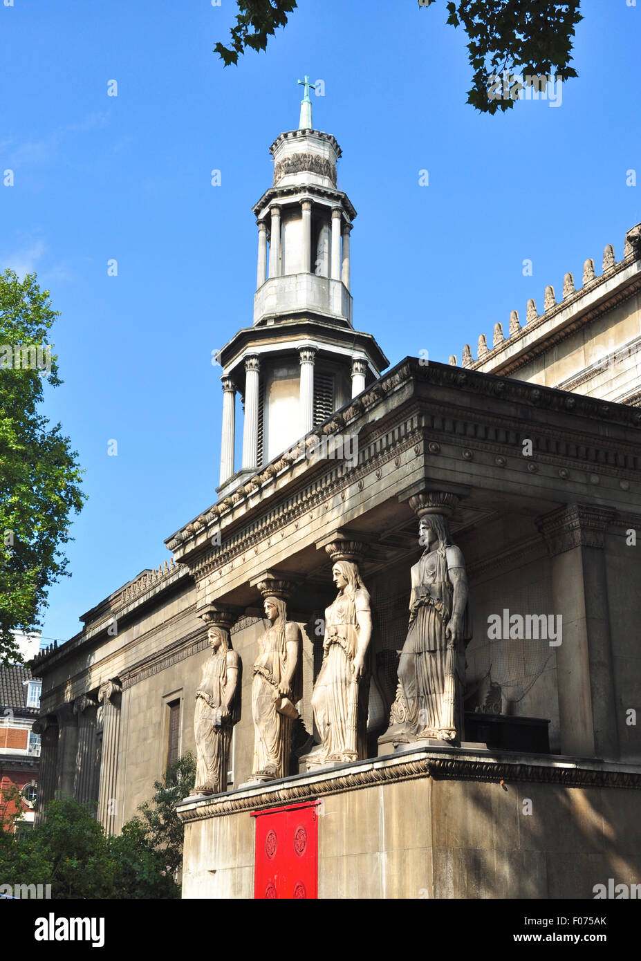Arrière (nord) l'altitude, de cariatides, de la paroisse et église municipale de St Pancras (St Pancras Church) Banque D'Images