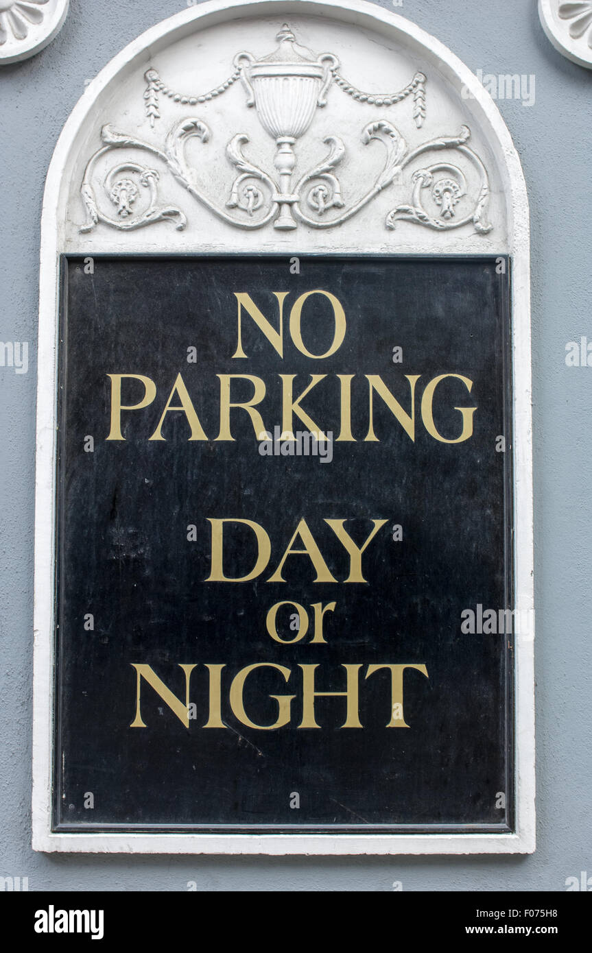 Dublin, République d'Irlande. Pas de jour ou de nuit Parking sign in or et noir. Banque D'Images