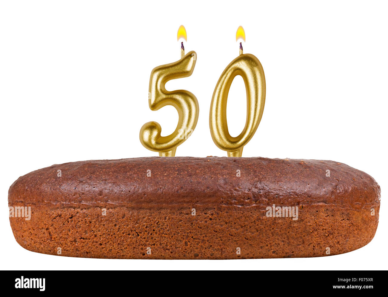 Gâteau d'anniversaire avec des bougies numéro 50 isolé sur fond blanc Banque D'Images