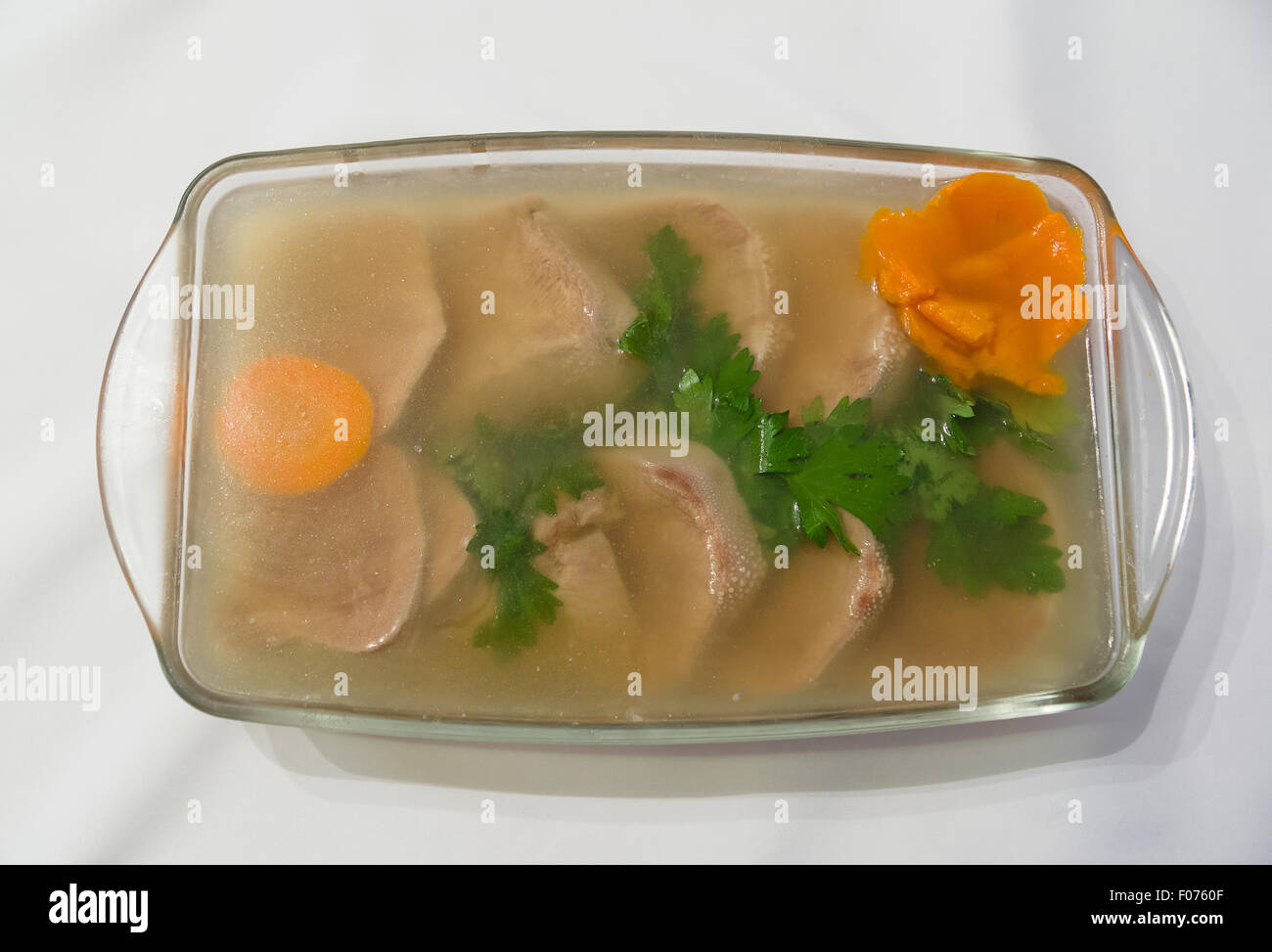 Morceaux de viande bouillie et de la langue en gelée décorées avec des carottes Banque D'Images