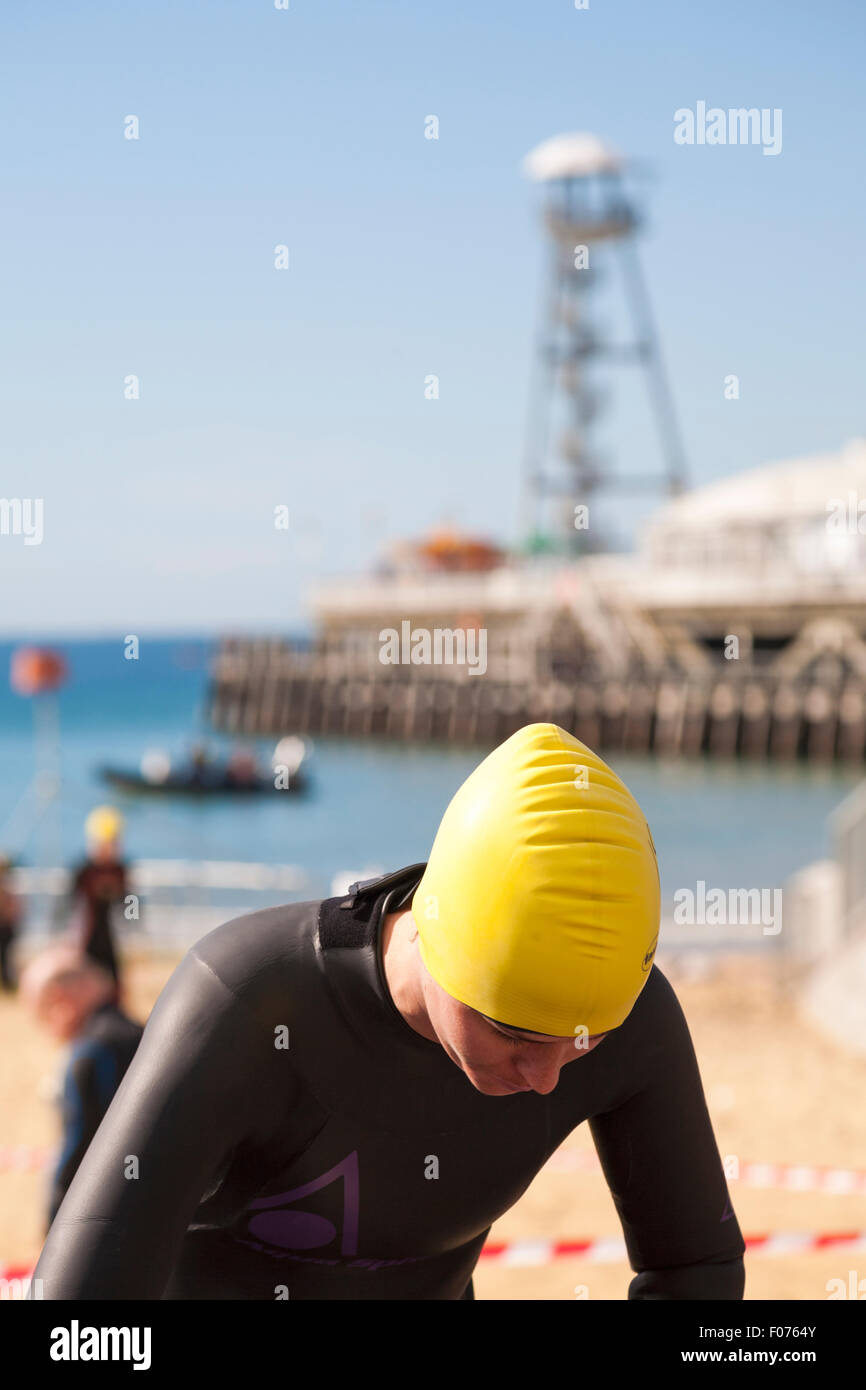 Bournemouth, Royaume-Uni 9 août 2015. British Heart Foundation la jetée de Bournemouth Pier à nager, le plus grand organisme de bienfaisance nager en Europe comme des partisans brave la Manche dans ce 1,4 km de natation en eau libre, à partir de la jetée de Bournemouth nageurs sont mis à l'épreuve dans cette mer nager le long de la côte de Boscombe Pier. L'événement a été reportée de juillet à cause de mauvaises conditions météorologiques et prend place sur un jour ensoleillé chaud Crédit : Carolyn Jenkins/Alamy Live News Banque D'Images
