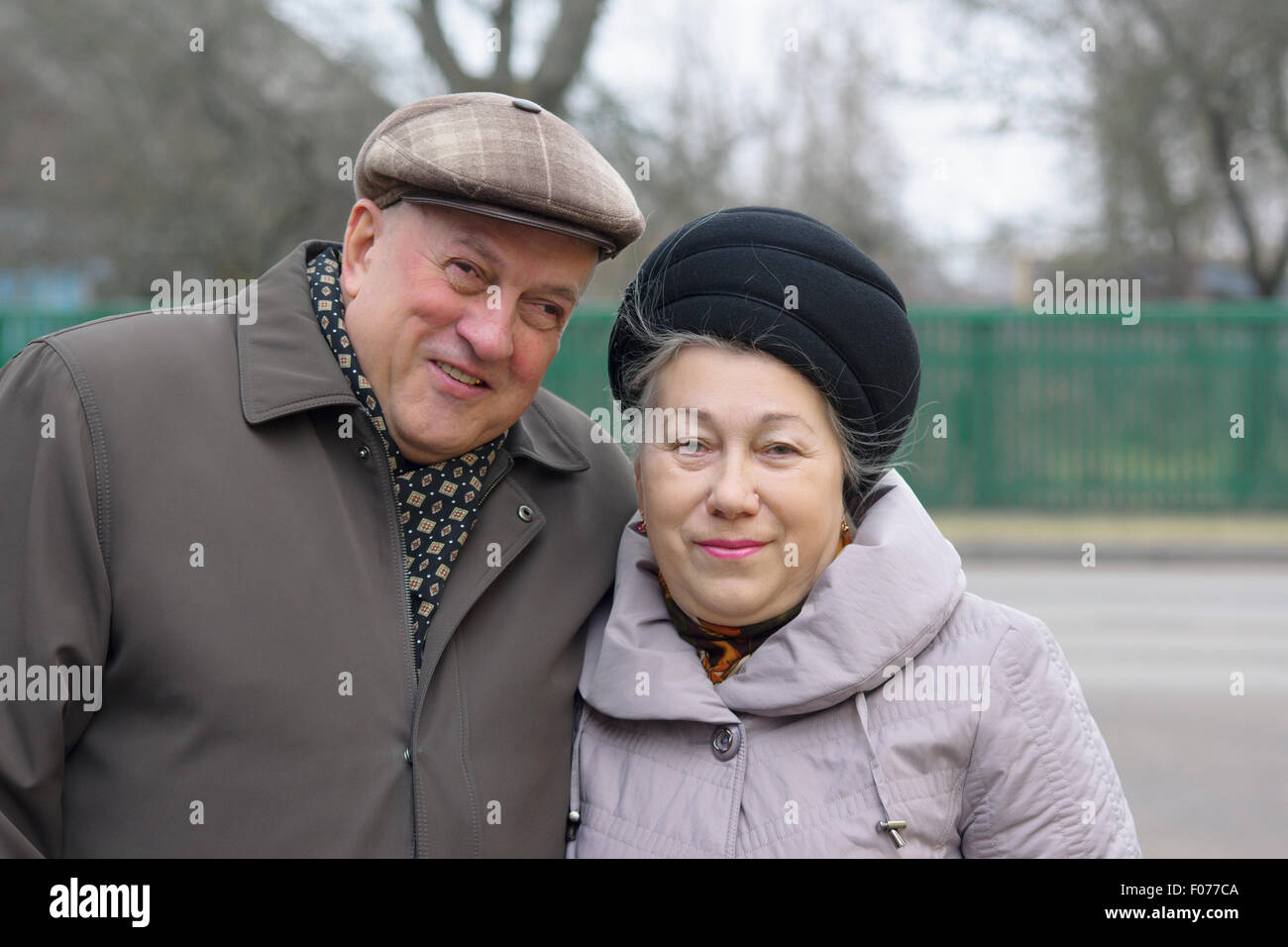 Le grand-père et la grand-mère a vécu de nombreuses années ensemble et stocker l'amour Banque D'Images