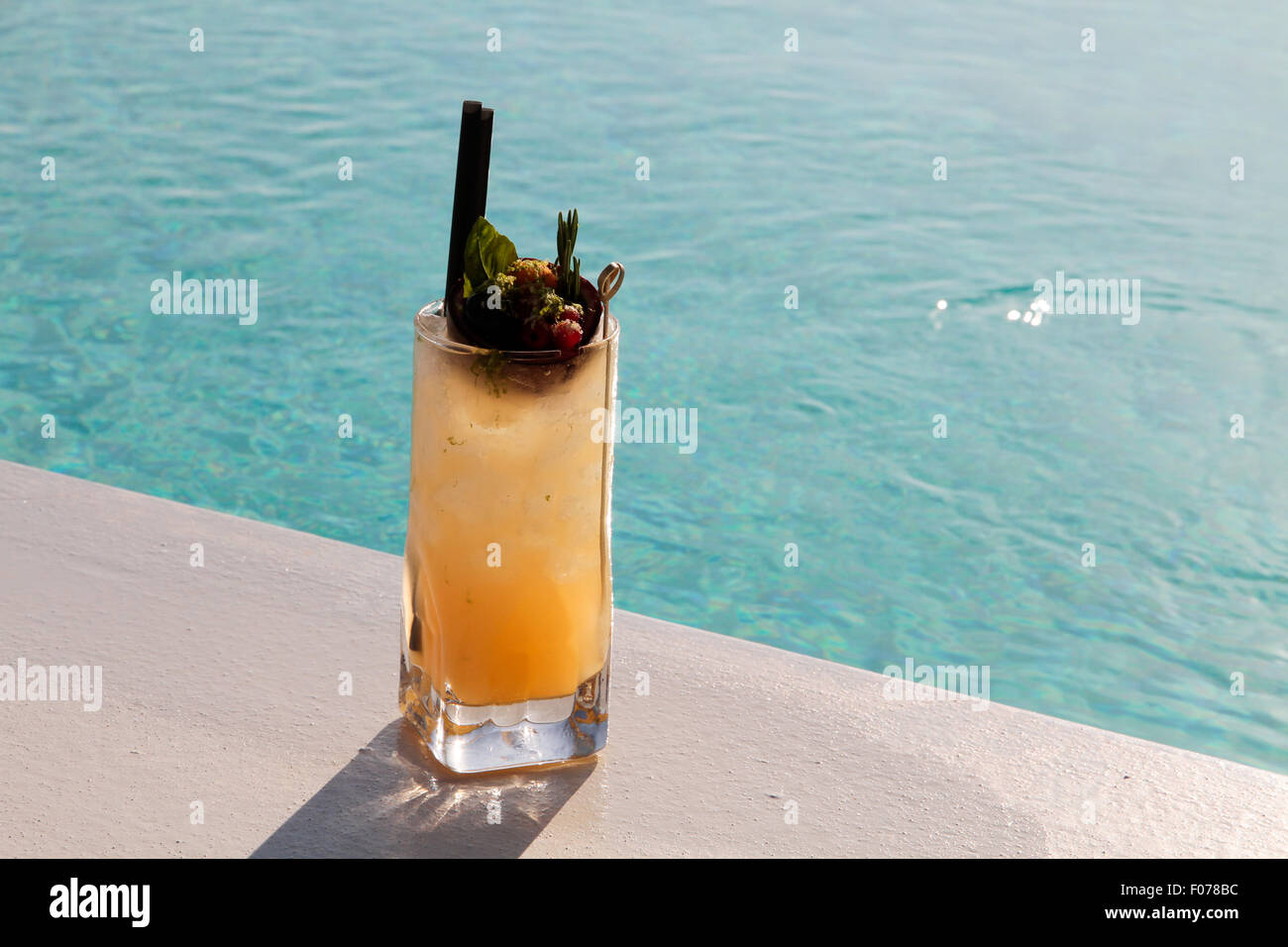 Verre à cocktail au bord de la piscine, des fruits tropicaux. Banque D'Images