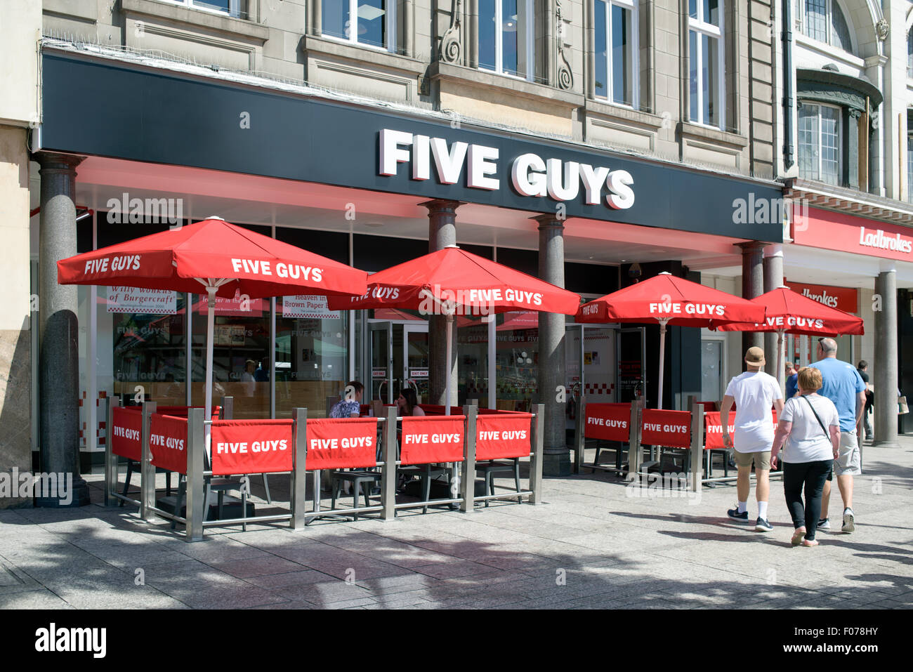 Cinq gars des hamburgers avec des frites Nottingham City Centre Banque D'Images