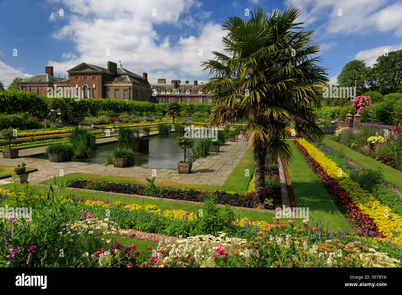 Le jardin en contrebas à Kensington Palace, Londres, par un beau jour d'été Banque D'Images