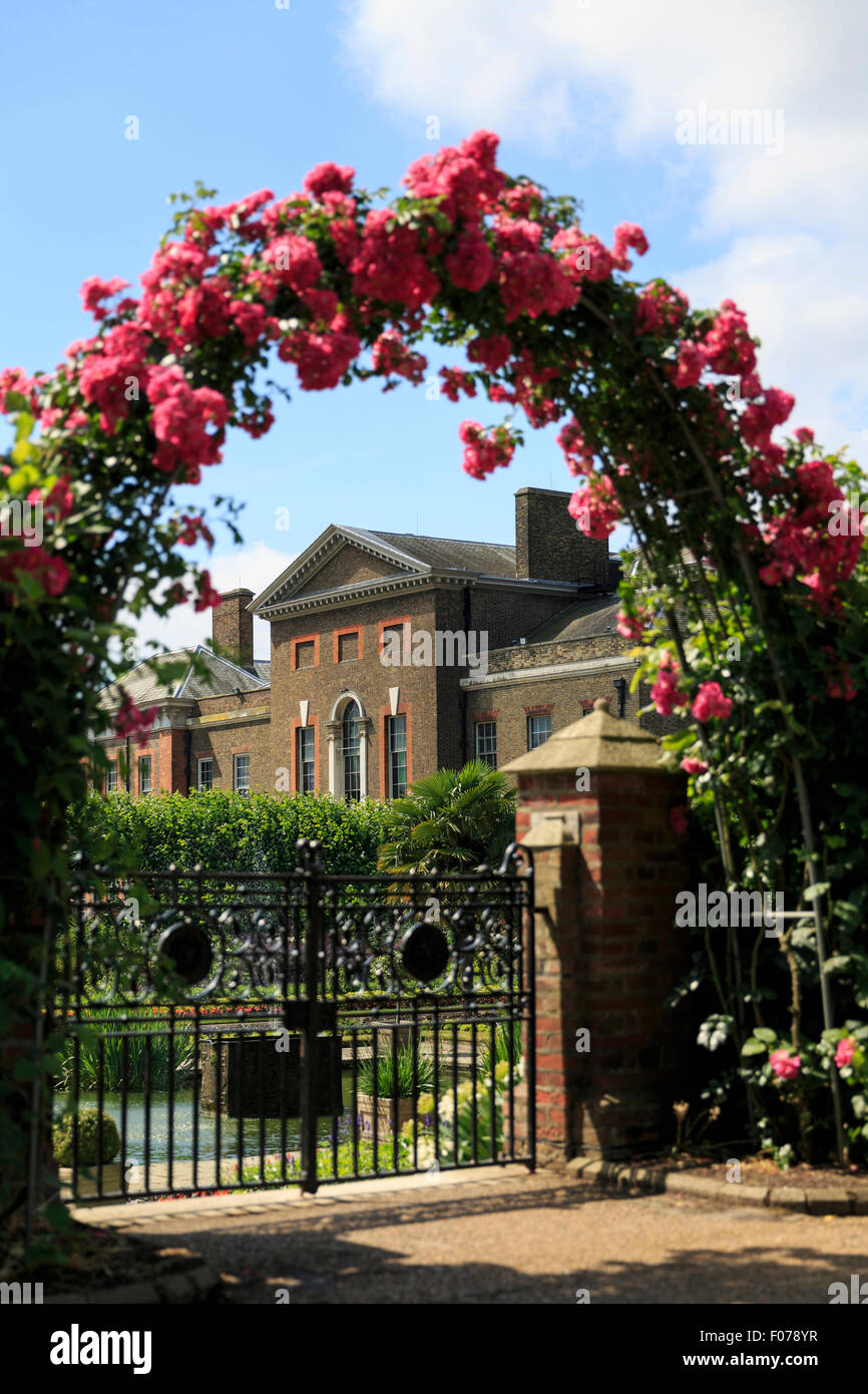 Une rose arch dans le jardins de Kensington Palace, Londres, avec le palais en arrière-plan (premier plan à alt : F07906) Banque D'Images