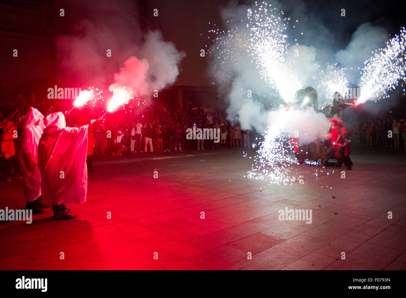 fire-diables-dans-les-fire-run-correfoc-c-l-bration-traditionnelle