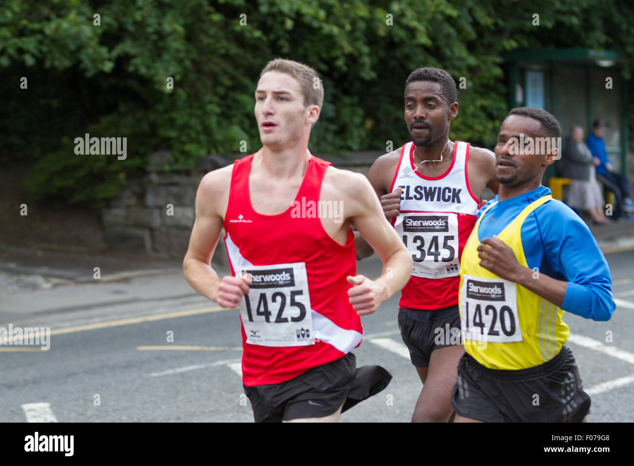 Darlington, Durham Co., England, UK. Dimanche 9 août, 2015. Le 28e congrès annuel de la course 10km route de Darlington. On voit ici sur la deuxième des deux circuits : sur le côté gauche, champion global Marc Scott 1425, avec un temps de 30:42. Dans le centre est la deuxième places Tadele Geremew Mulugeta 1345, avec 30:48. Sur la droite est la quatrième placé Wondiye Indelbu 1420, avec 31:11. Indelbu à base de Middlesbrough a été champion de la course globale au cours des deux dernières années et a gagné une médaille d'argent au 1500 m aux Jeux paralympiques 2012 Crédit : Andrew Nicholson/Alamy Live News Banque D'Images