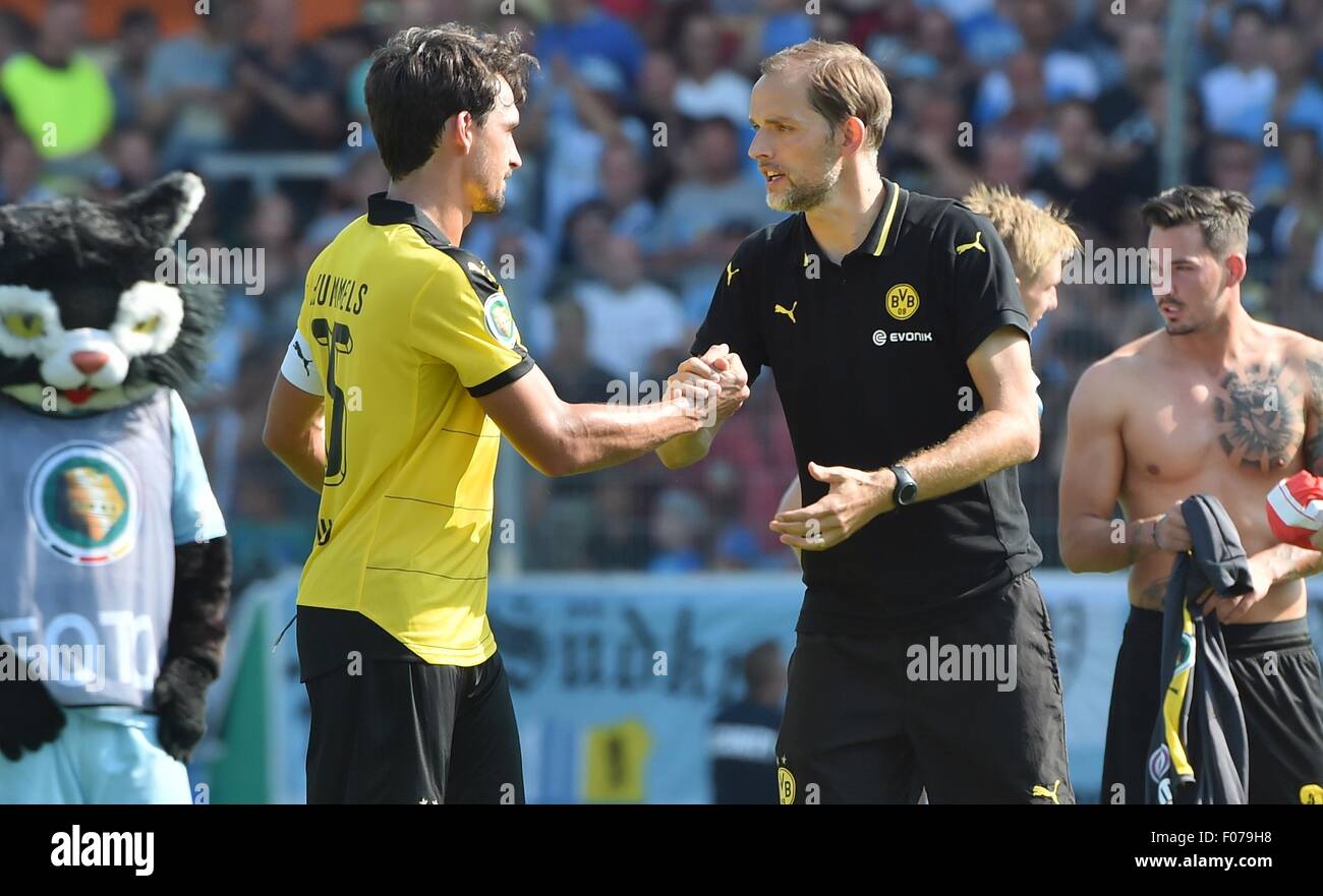 Dortmund entraîneur en chef Thomas Tuchel (R) merci player Mats Hummels après avoir remporté le football allemand DFB premier match entre Chemnitzer FC et Borussia Dortmund à Chemnitz, Allemagne, 09 août 2015. Photo : HENDRIK SCHMIDT/dpa (EMBARGO SUR LES CONDITIONS - à l'attention de la DFB interdit l'utilisation et la publication d'images séquentielles sur l'internet et autres médias en ligne pendant le match (y compris la mi-temps). ATTENTION : période de blocage ! La DFB permet l'utilisation et la publication des photos pour les services mobiles (MMS) et en particulier pour le DVB-H et DMB uniquement après la fin Banque D'Images