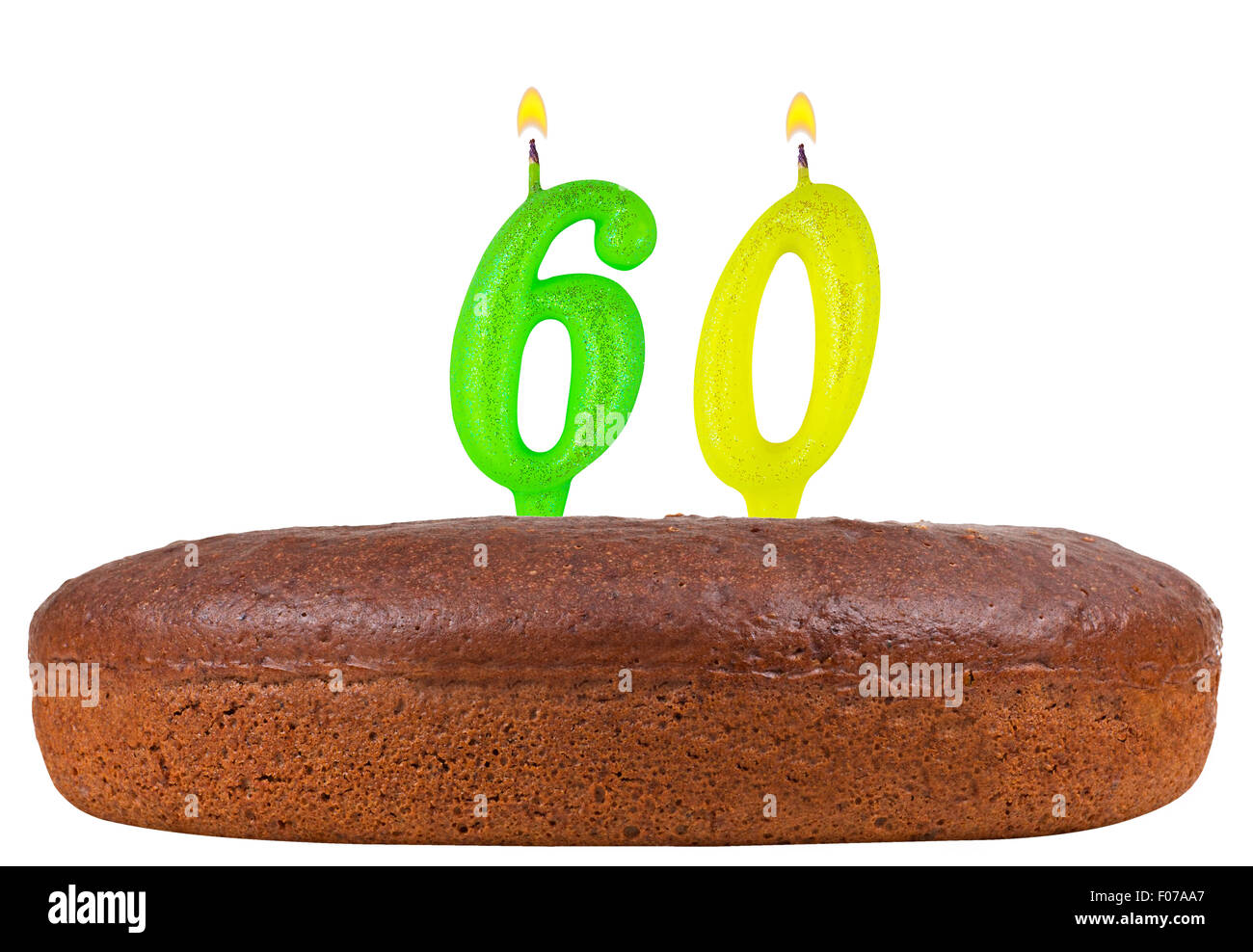 Gâteau d'anniversaire avec des bougies numéro 60 isolé sur fond blanc Banque D'Images