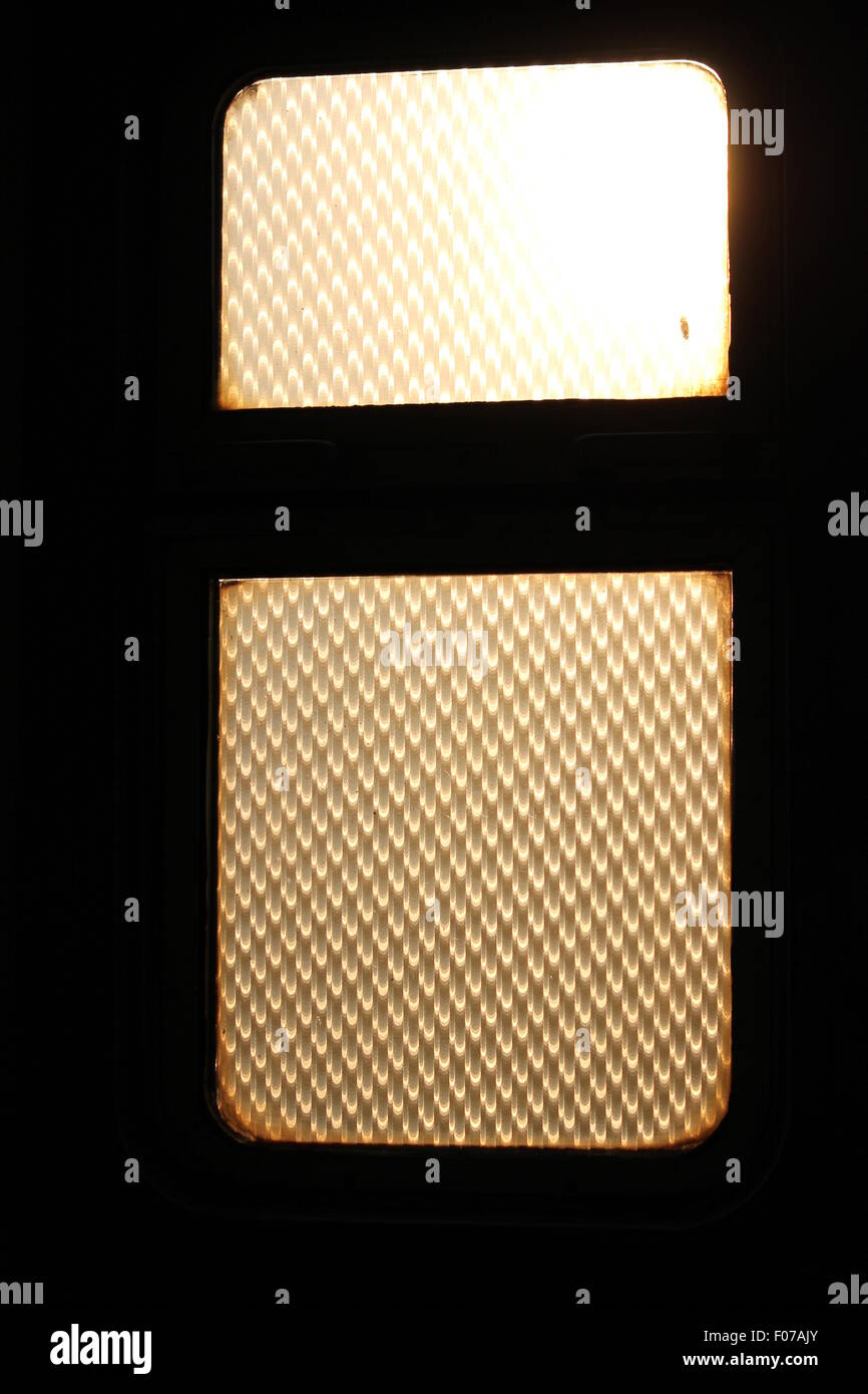 Fenêtre en verre mat briller d'une lumière dorée Banque D'Images