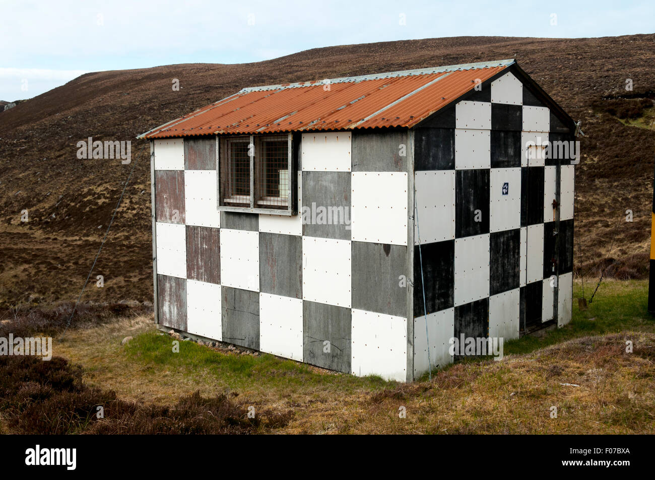 Au point de contrôle sur la route du phare à la limite de la zone d'entraînement militaire Cape Wrath, Sutherland, Scotland, UK Banque D'Images