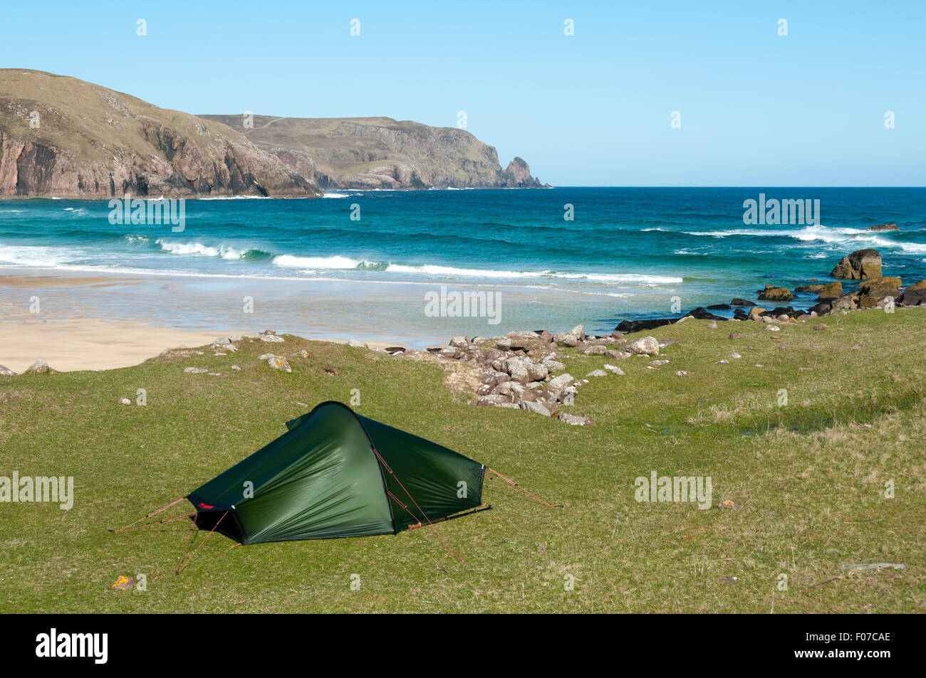 Camping sauvage à Kearvaig Bay, sur la côte nord est du Cap Wrath, Sutherland, Scotland, UK. Banque D'Images