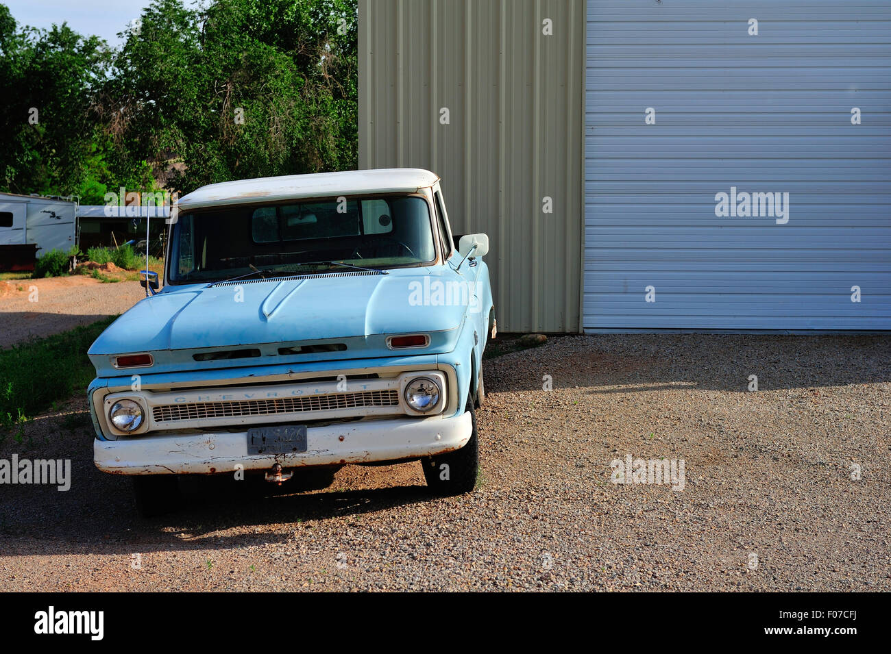 Un vieux camion Chevrolet des années 1960 se trouve à côté d'un pole barn in rural Moab, Utah. Banque D'Images