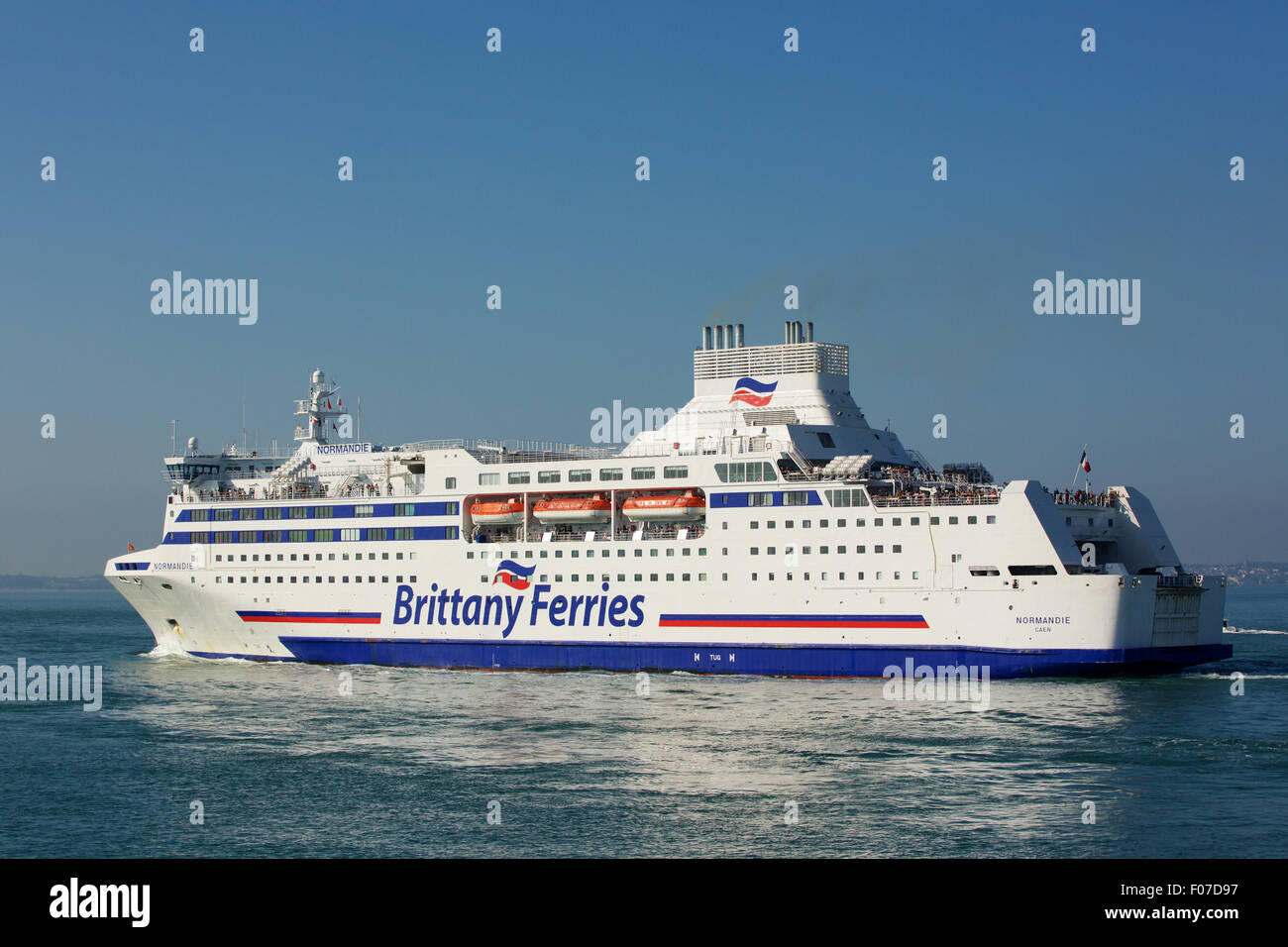 Ferry transmanche, vue de la Brittany Ferries car ferry Normandie quittant le port de Portsmouth pour la mer ouverte. Banque D'Images