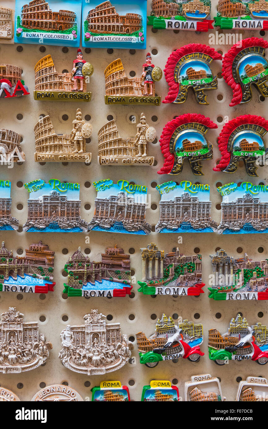 Italie tourisme, aimants de réfrigérateur de souvenirs en vente à l'extérieur d'un magasin dans le centre historique (centro storico) de Rome. Banque D'Images