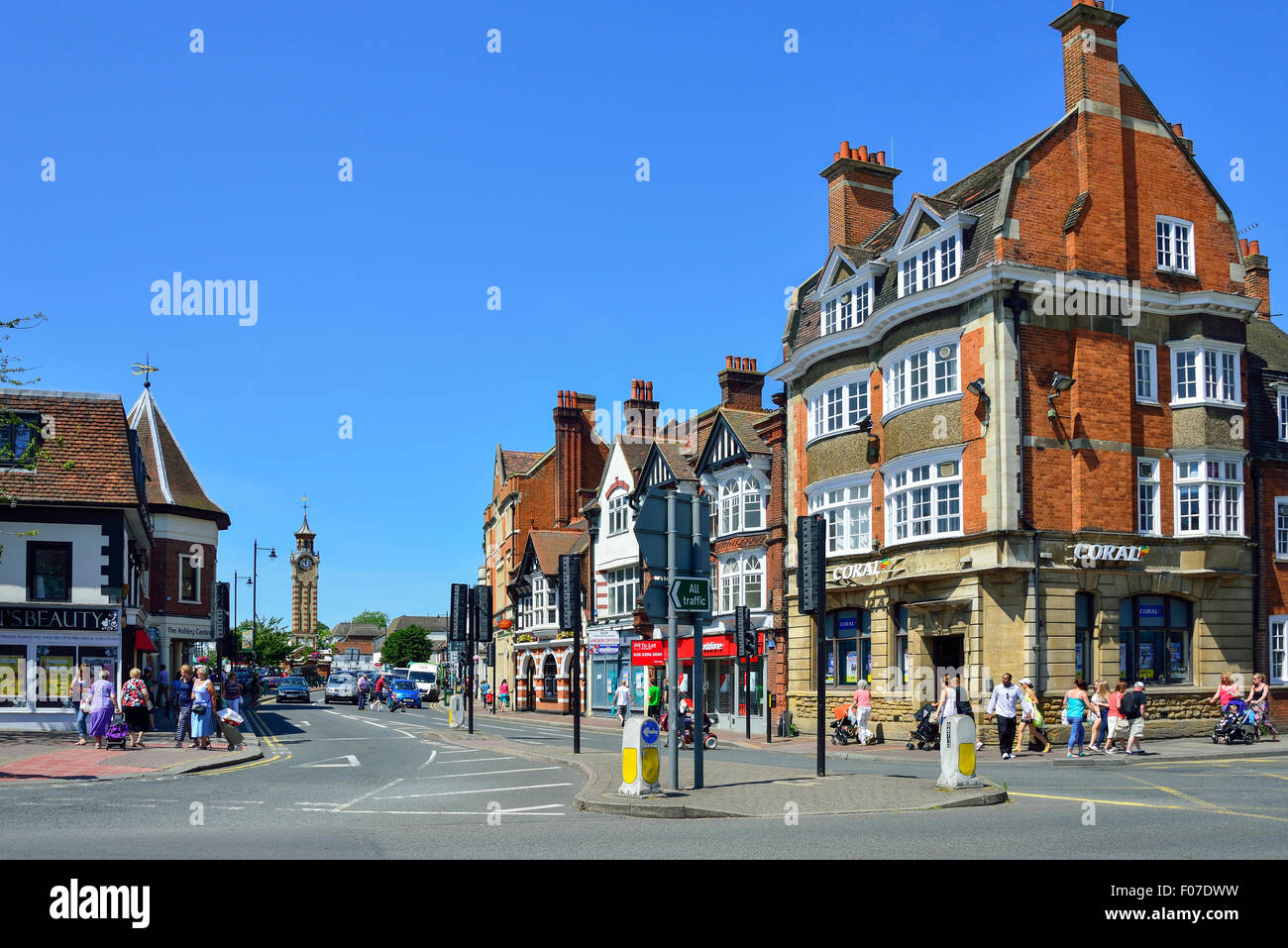 Scène de rue montrant la tour de l'horloge, High Street, Epsom, Surrey, Angleterre, Royaume-Uni Banque D'Images