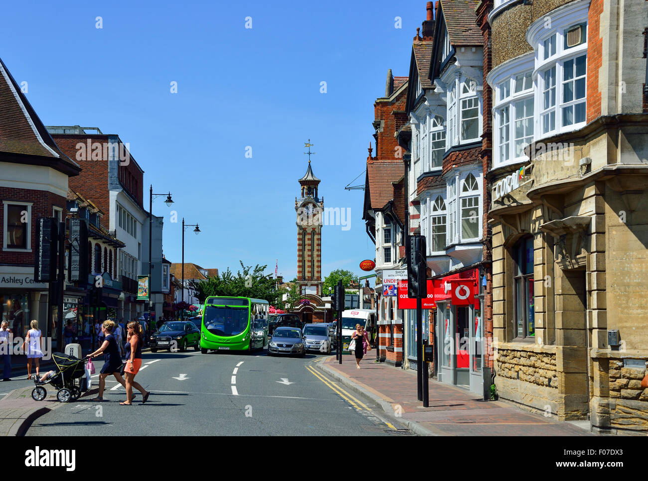Scène de rue montrant la tour de l'horloge, High Street, Epsom, Surrey, Angleterre, Royaume-Uni Banque D'Images