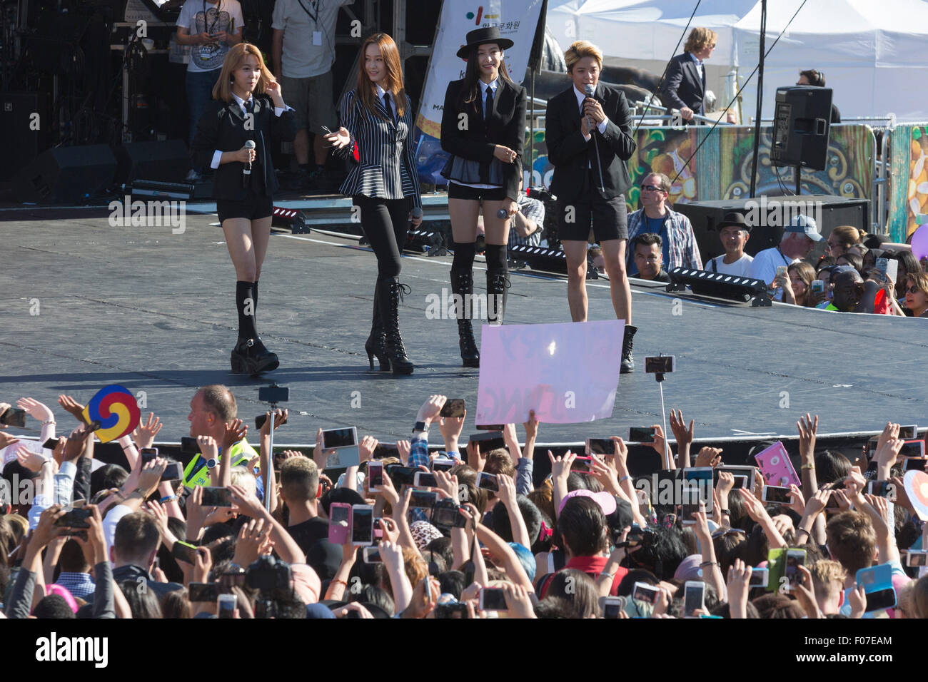 Londres, Royaume-Uni. 9 août 2015. Mega-stars coréen K-pop girl du groupe F(x) - maintenant une bande de quatre hommes avec Victoria, Luna, Krystal et Orange - manchettes le Korean Festival à Londres, Trafalgar Square. Photo : Nick Savage/Alamy Live News Banque D'Images