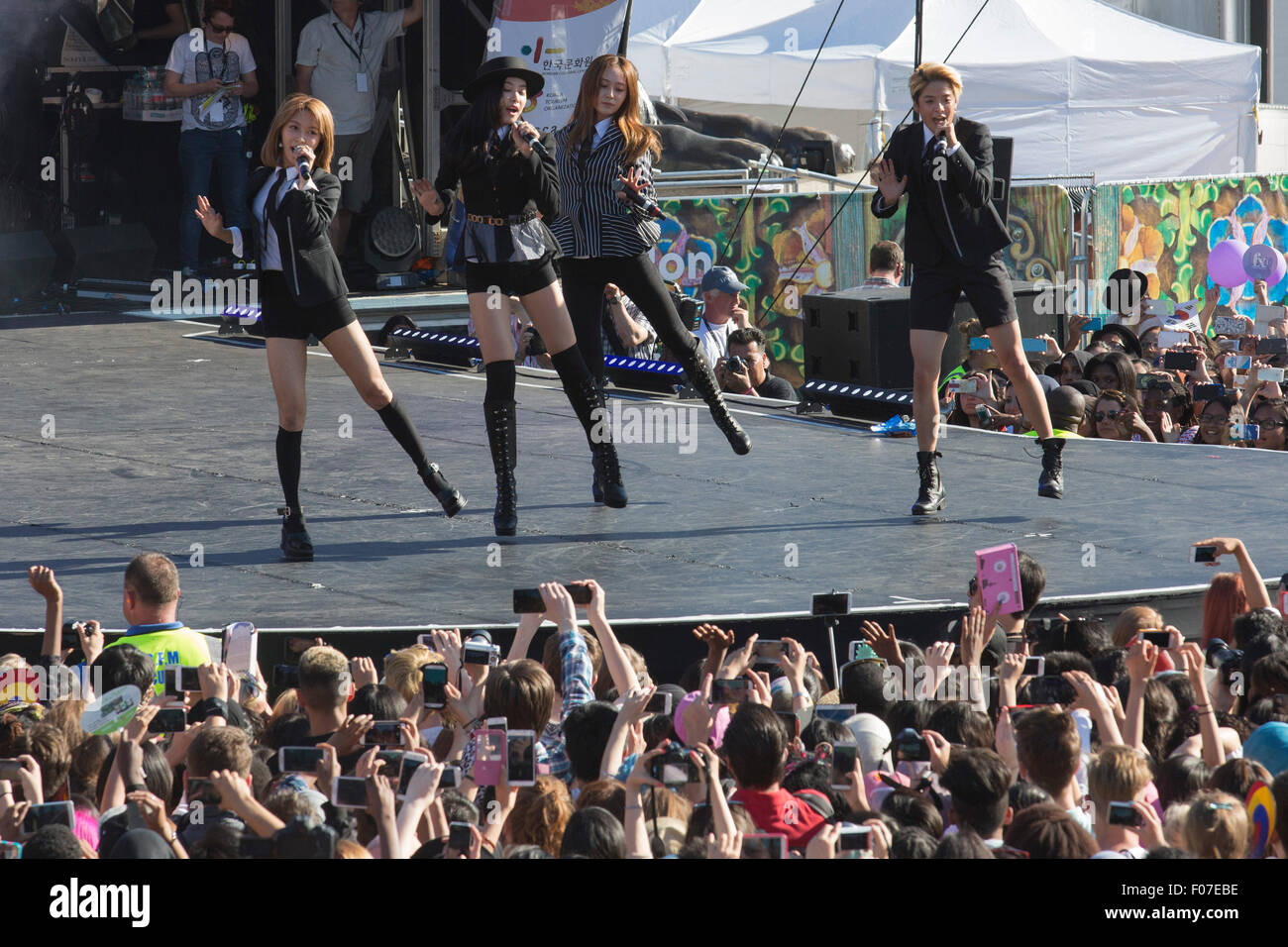 Londres, Royaume-Uni. 9 août 2015. Mega-stars coréen K-pop girl du groupe F(x) - maintenant une bande de quatre hommes avec Victoria, Luna, Krystal et Orange - manchettes le Korean Festival à Londres, Trafalgar Square. Photo : Nick Savage/Alamy Live News Banque D'Images