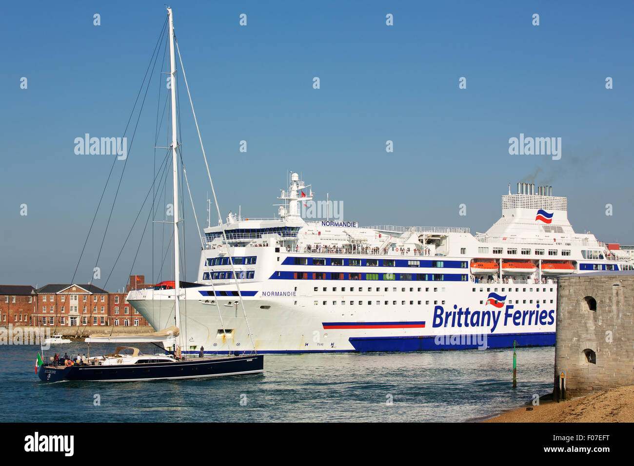 Vue de la Brittany Ferries car ferry Normandie de quitter le port de Portsmouth pour la mer ouverte. Banque D'Images