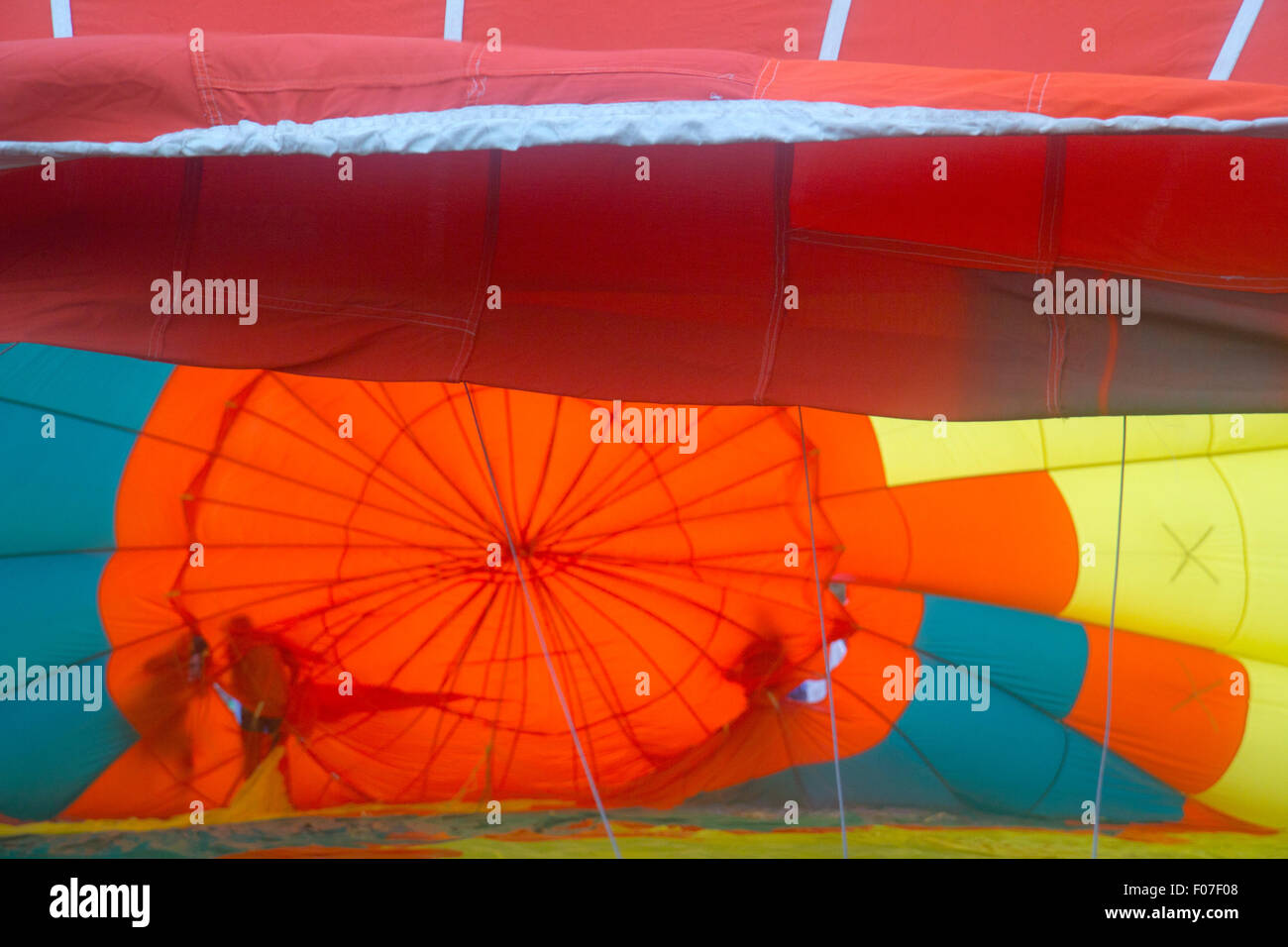 Le gonflage de l'équipage d'accueil hot air balloon Banque D'Images