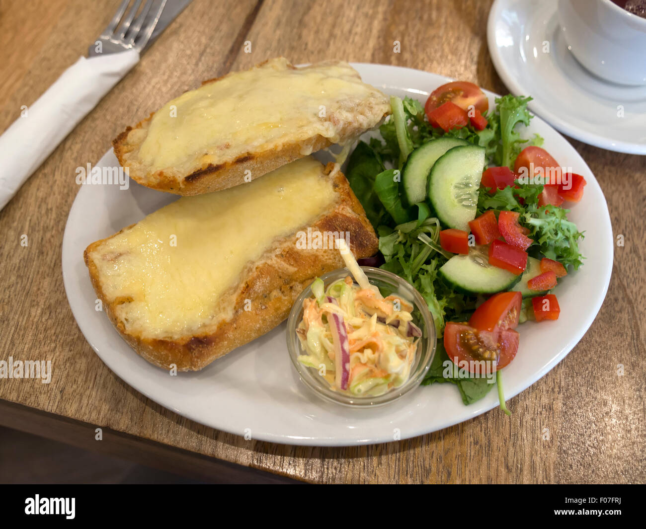 Toastie fromage avec salade de chou et Banque D'Images