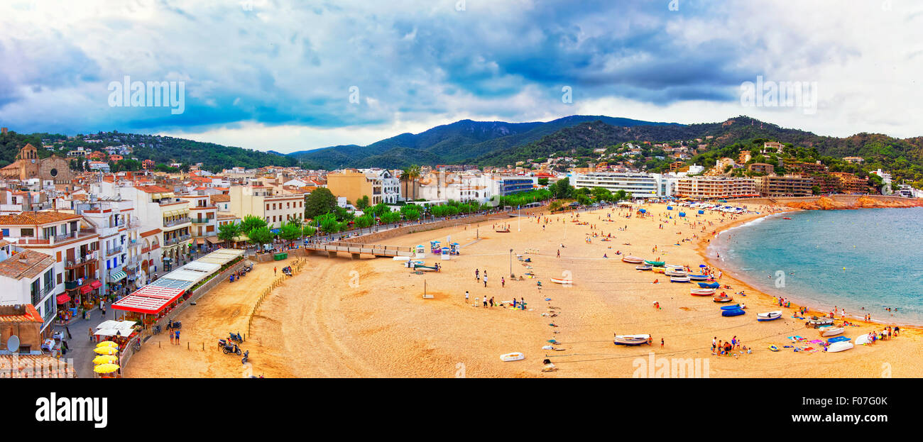 Vue panoramique sur Tossa de Mar, Catalogne, Espagne au mauvais temps. Plage, quai et cityscape Banque D'Images