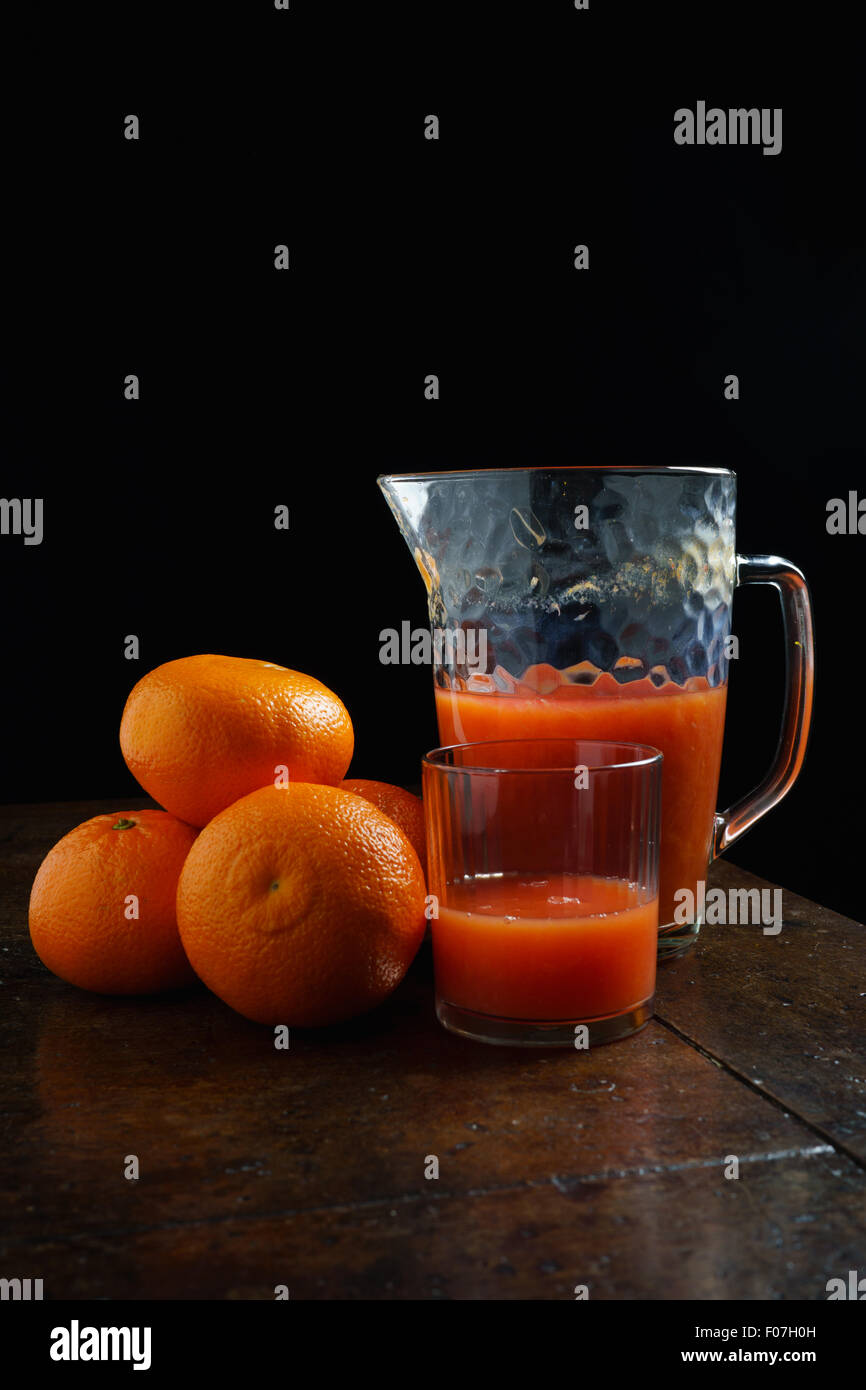 Jus de fruits, jus d'orange sur une table, studio photo Banque D'Images