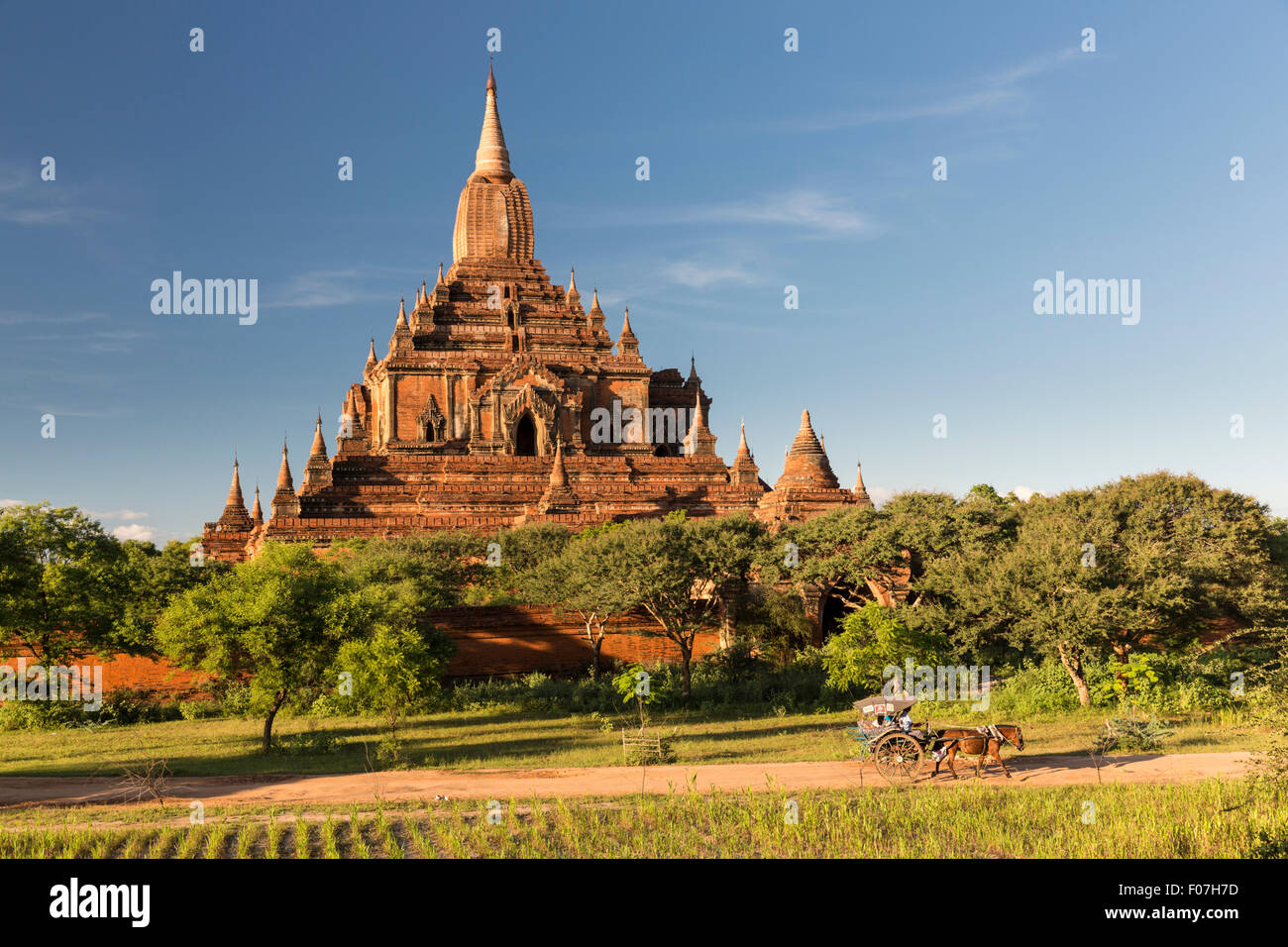 La fin de l'après-midi vue de Paya Sulamani et calèche, Bagan, Myanmar Banque D'Images