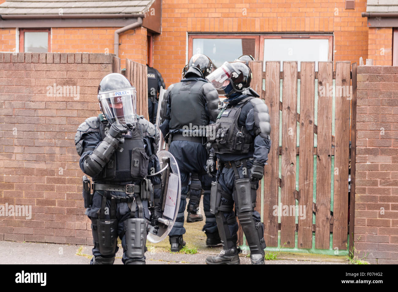 Belfast, Irlande du Nord. 09 août 2015 - Riot Squad PSNI recherche agents une maison dans laquelle des cocktails Molotov ont été réalisés. Crédit : Stephen Barnes/Alamy Live News Banque D'Images