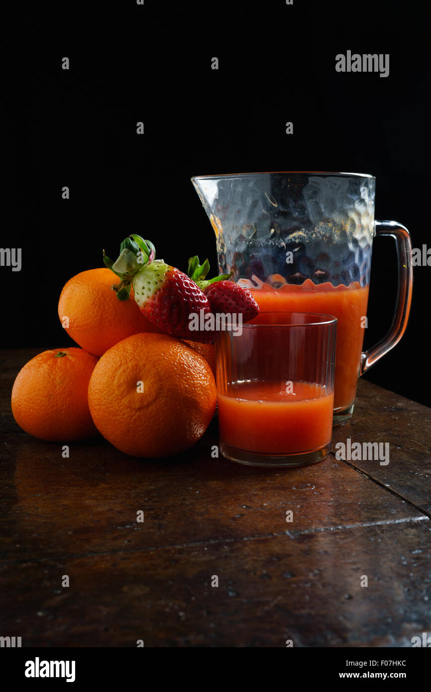 Jus de fruits, jus d'orange sur une table, studio photo Banque D'Images