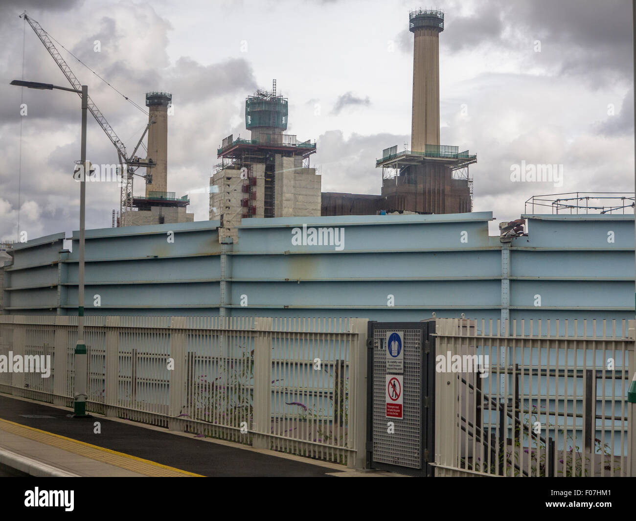 En tant qu'une partie du réaménagement de Battersea Power Station et le grand salon, la Battersea gazomètres sont supprimés Banque D'Images