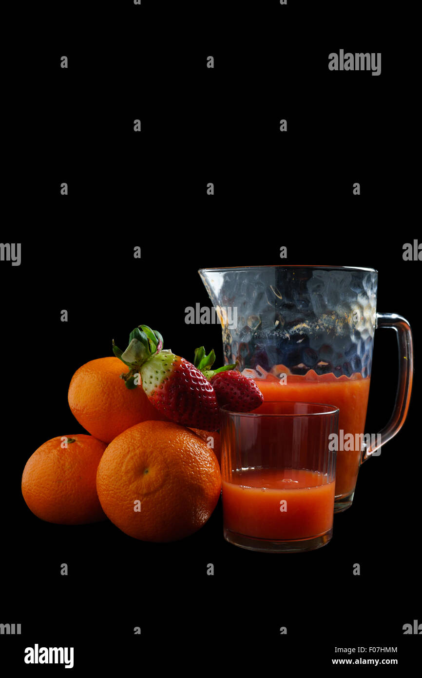 Jus de fruits, jus d'orange sur une table, studio photo Banque D'Images